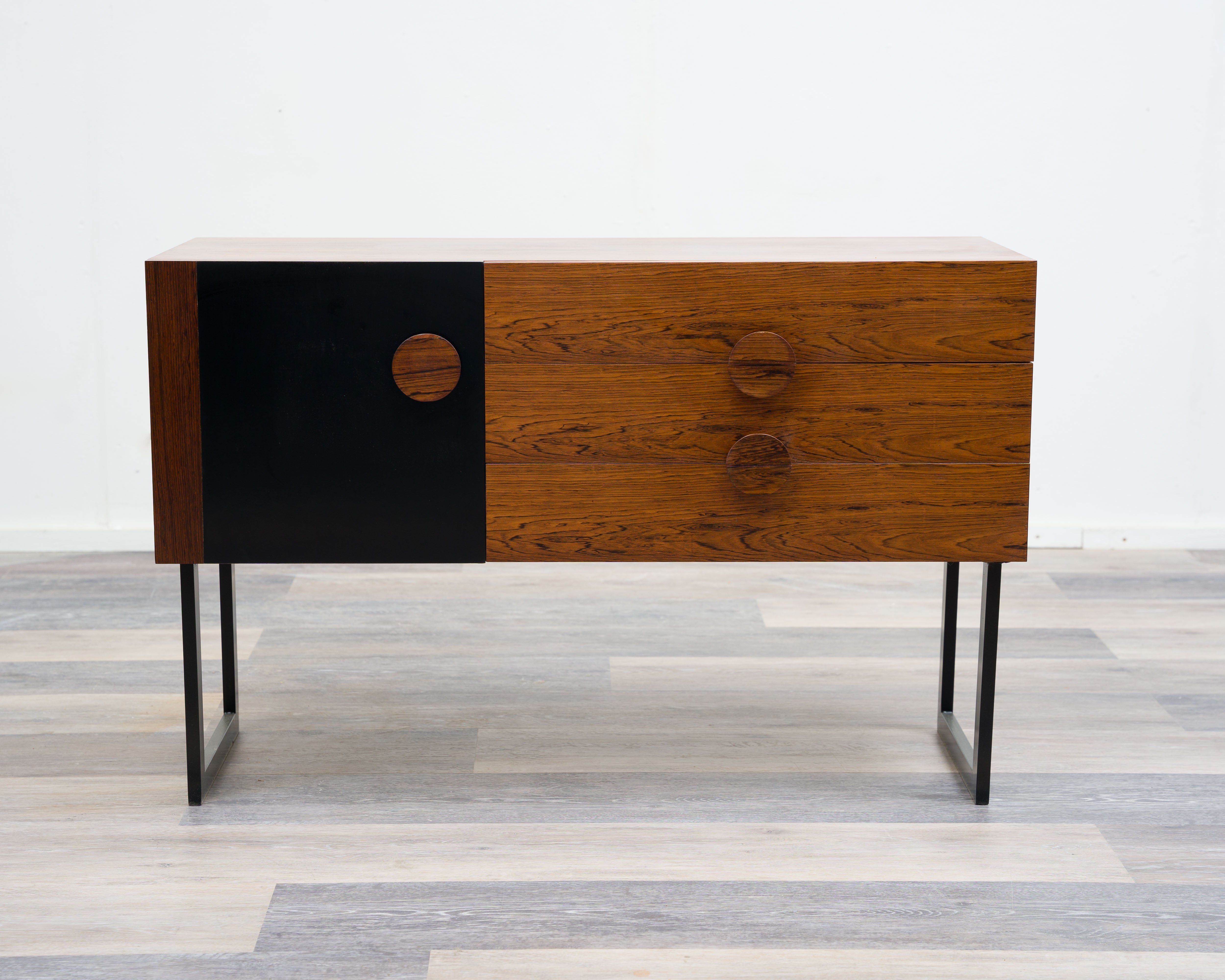 Buffet années 70 xs en palissandre, restauré.