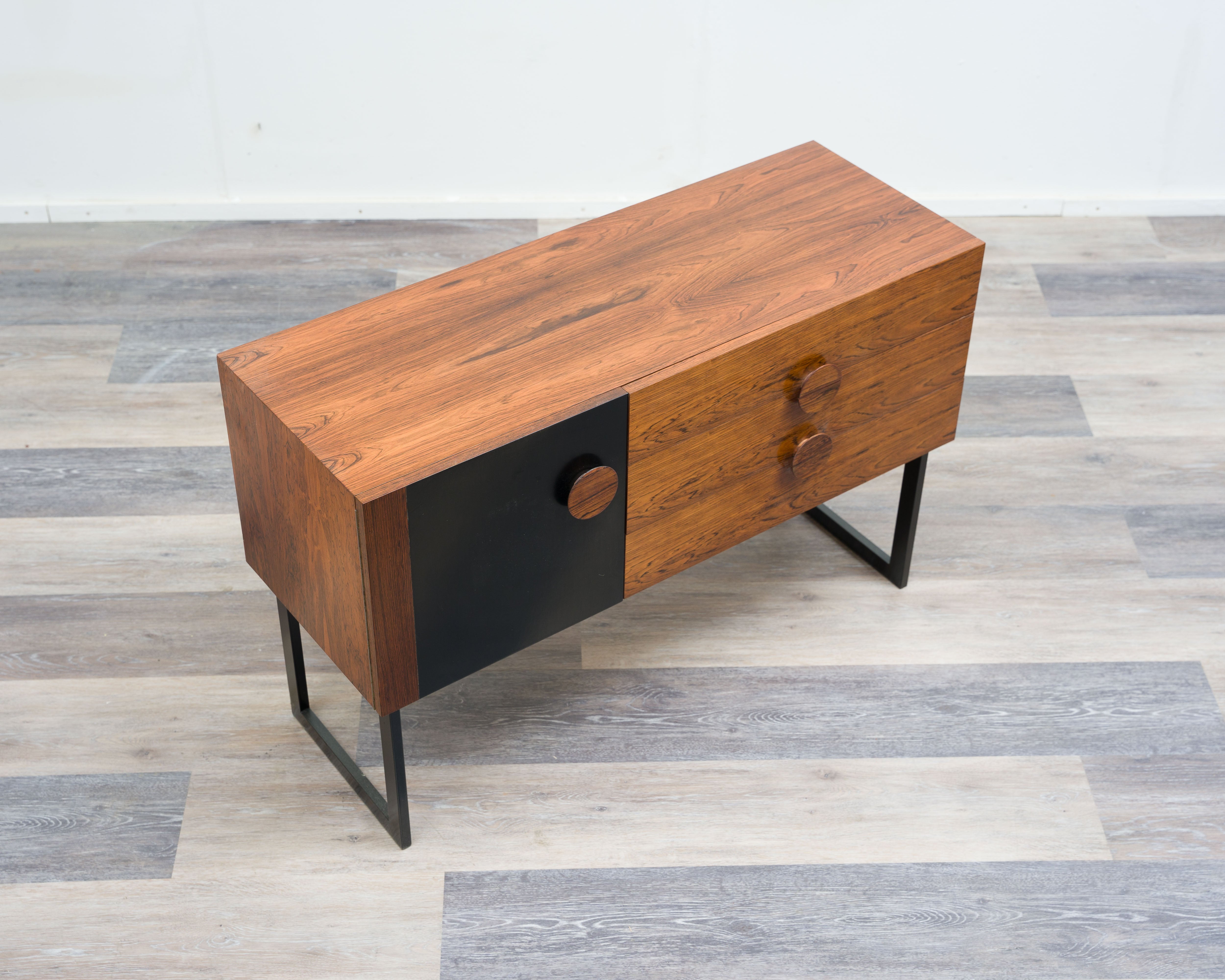 Buffet années 70 xs en palissandre, restauré.