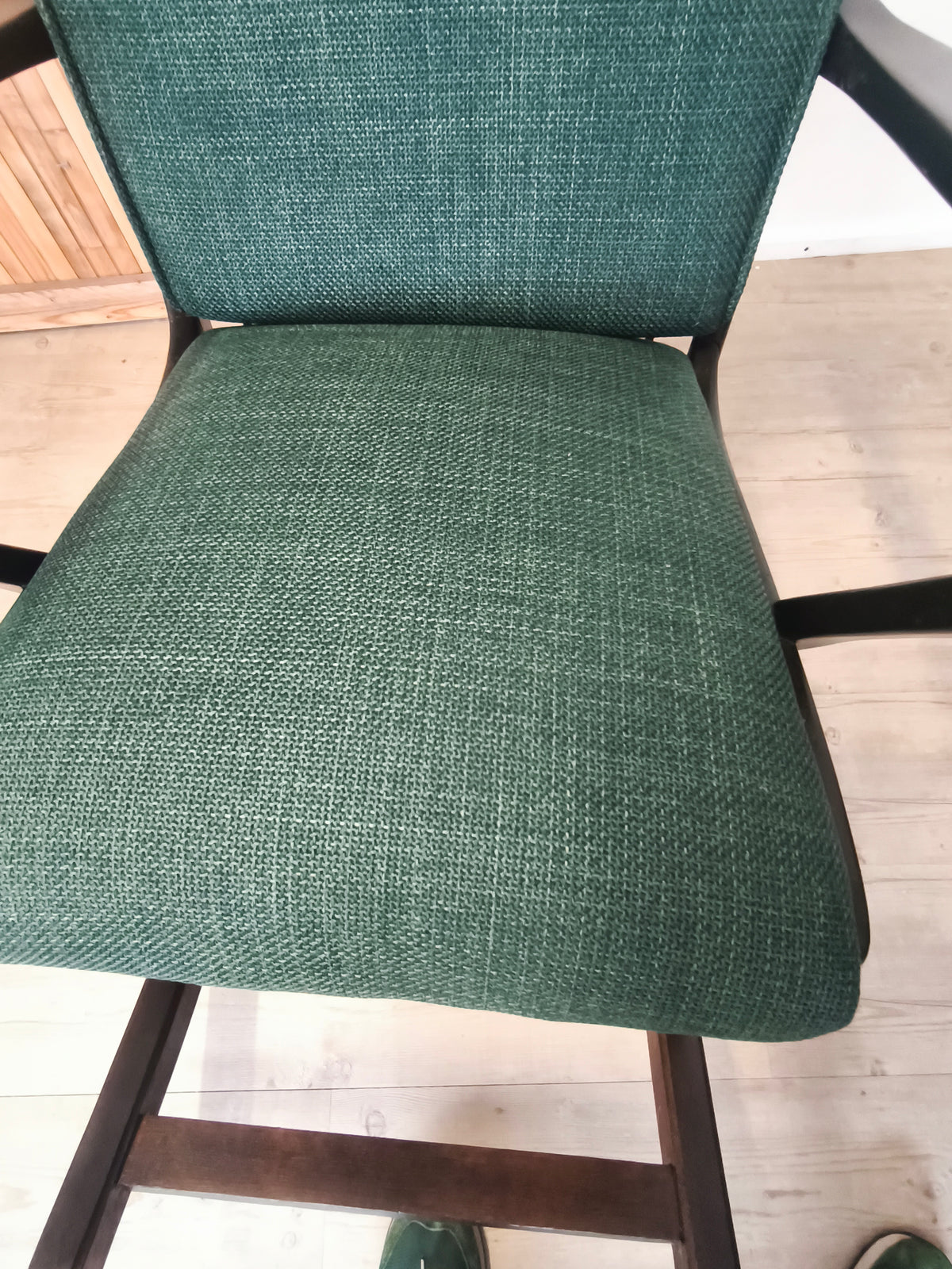 Chaise à bascule des années 50, travail de menuisier. Rembourrage refait à neuf.