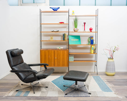 Freistehendes Regal, schwarze Metallleitern, 60er Jahre