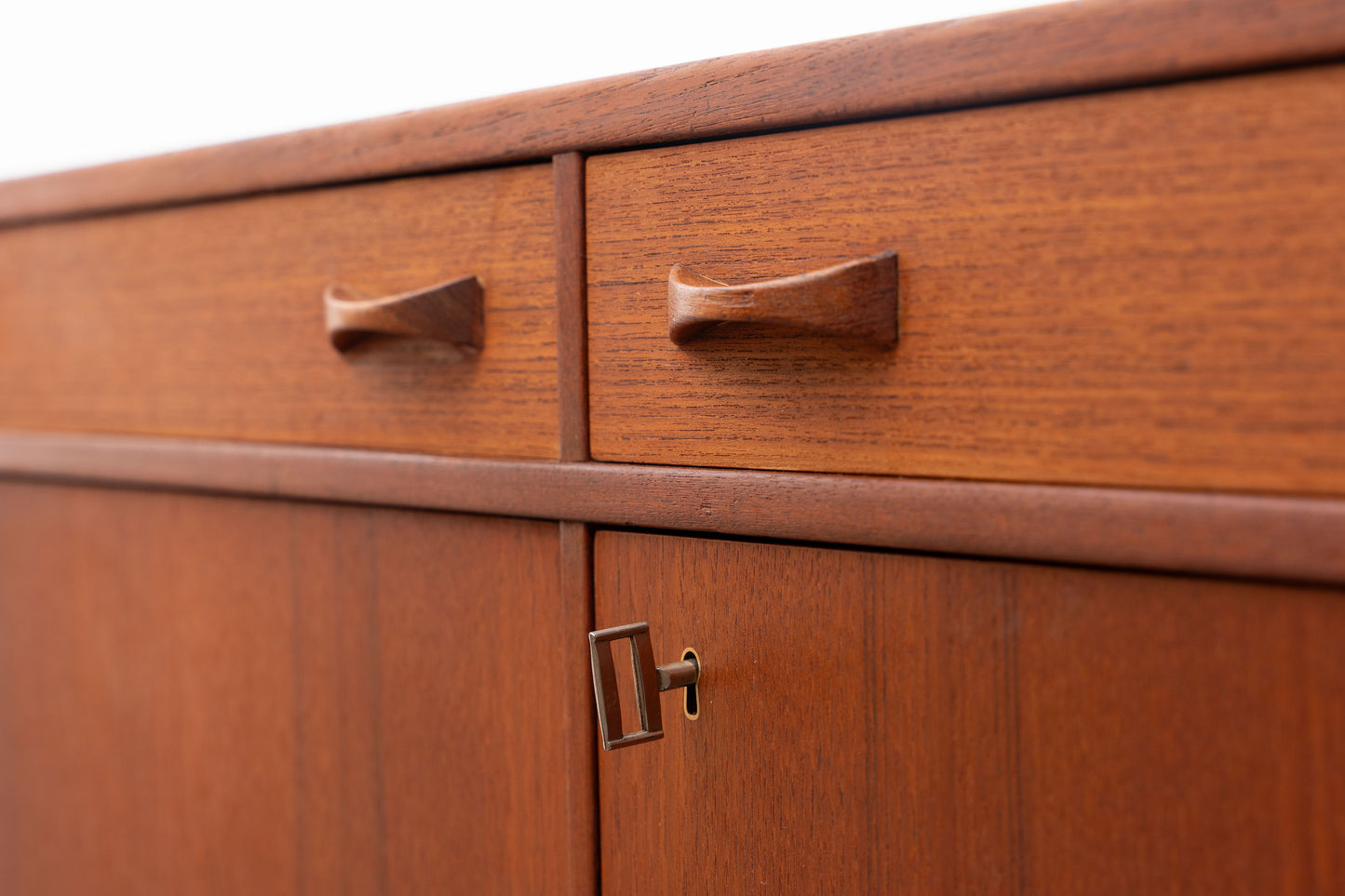 Buffet en teck des années 1960. Fabricant : Ulferts, Tibro Suède, restauré