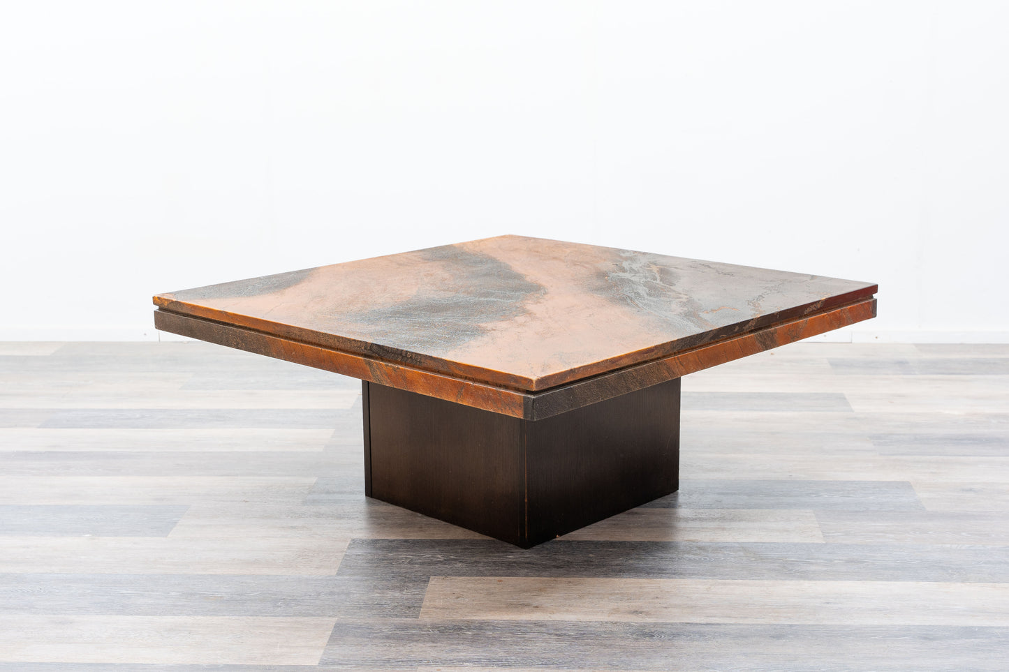 70er-Jahre-Couchtisch, Marmor mit schwarz- und rostbraunem Kunstharz bezogen