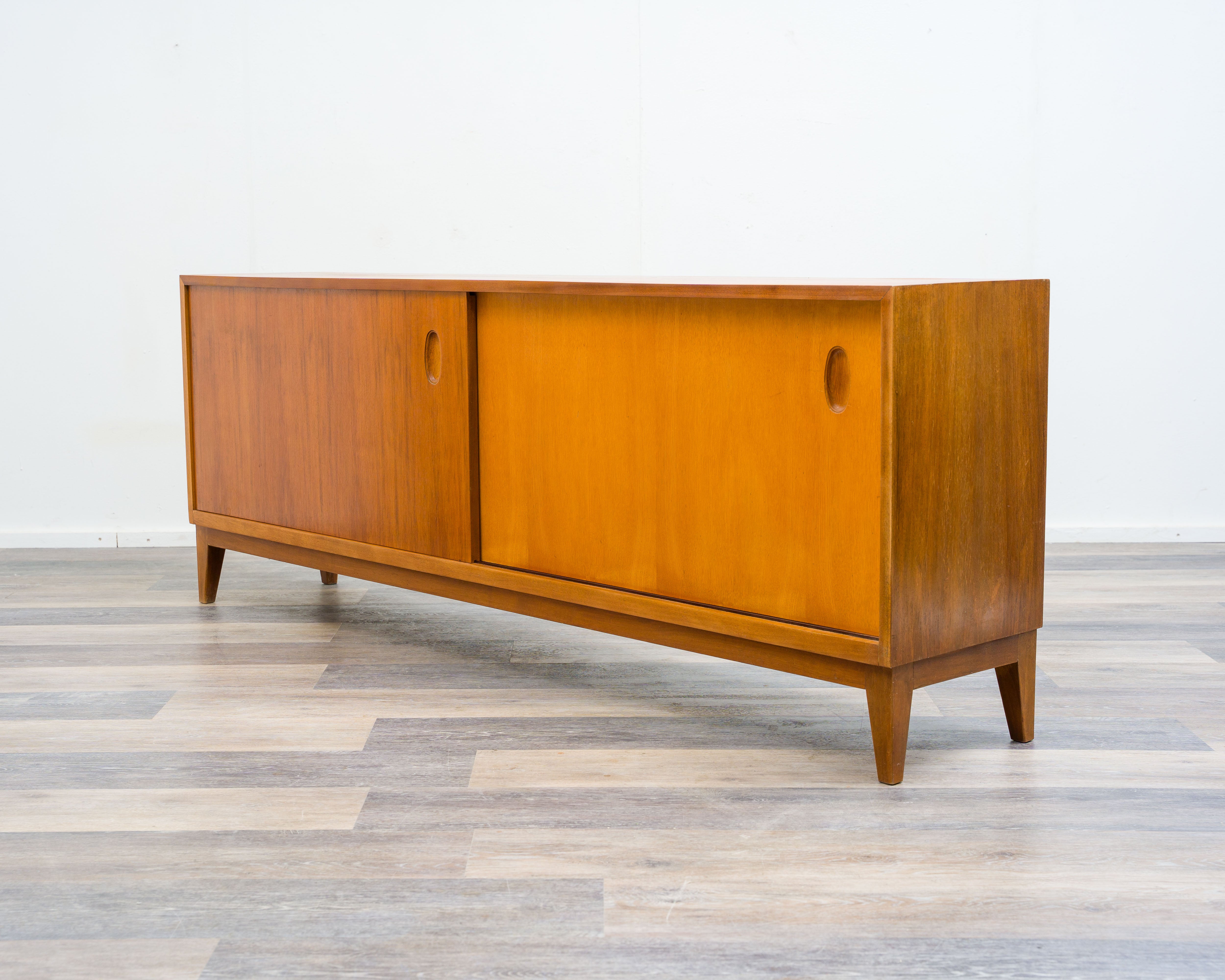 50er Jahre Nussbaum Sideboard mit Schiebetüren Design Georg Satink,Hersteller, WK Möbel, Germany