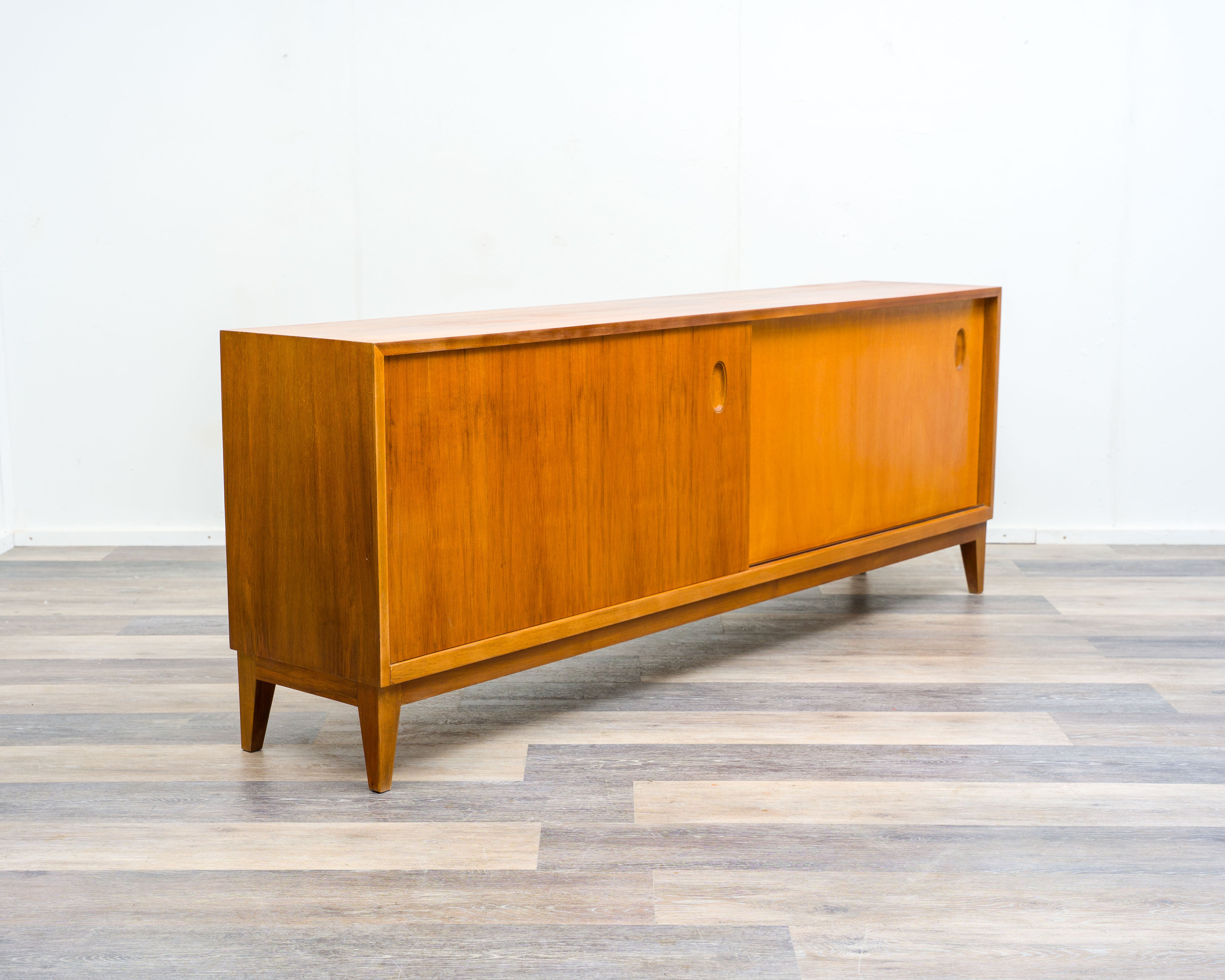 50er Jahre Nussbaum Sideboard mit Schiebetüren Design Georg Satink,Hersteller, WK Möbel, Germany