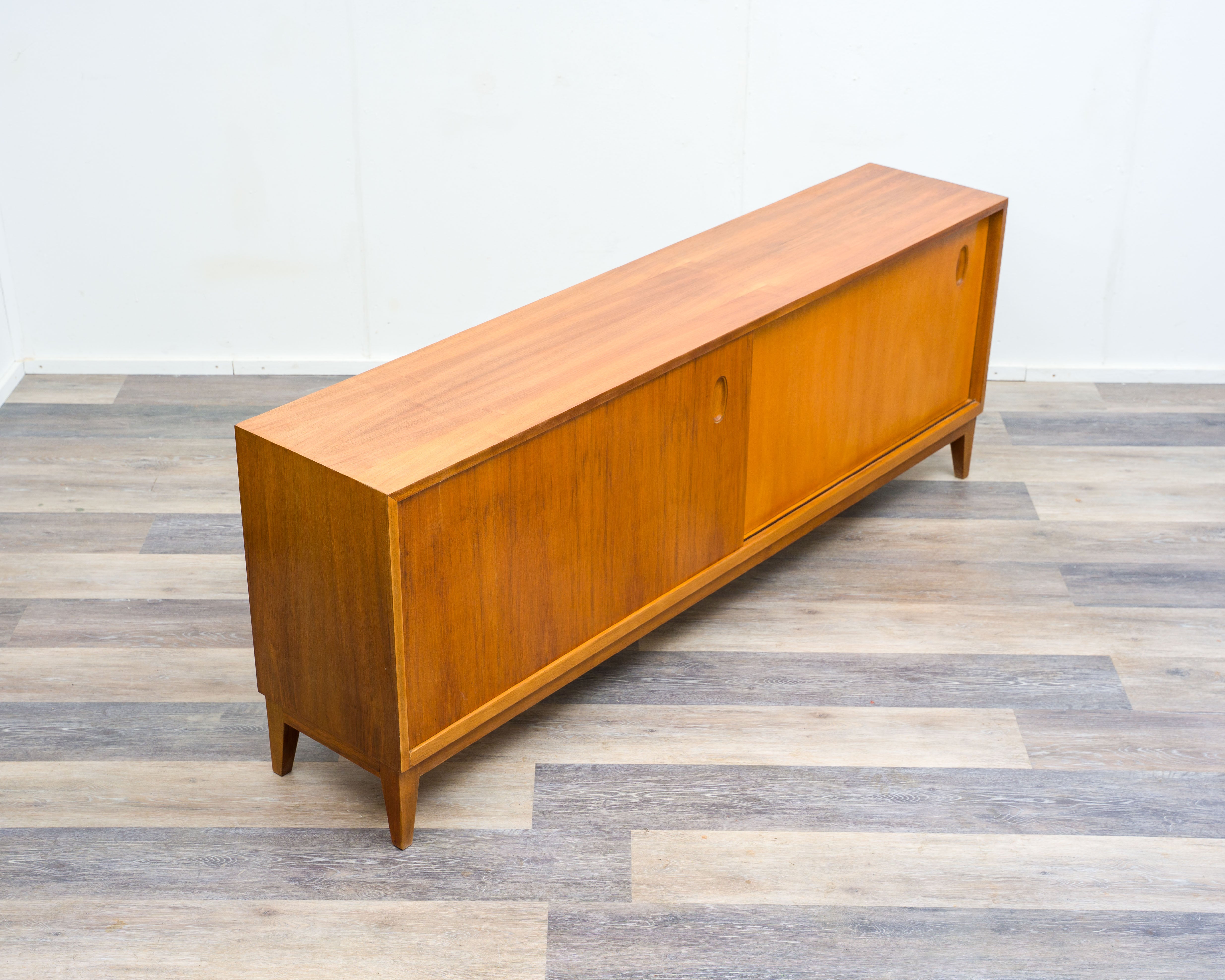 50er Jahre Nussbaum Sideboard mit Schiebetüren Design Georg Satink,Hersteller, WK Möbel, Germany