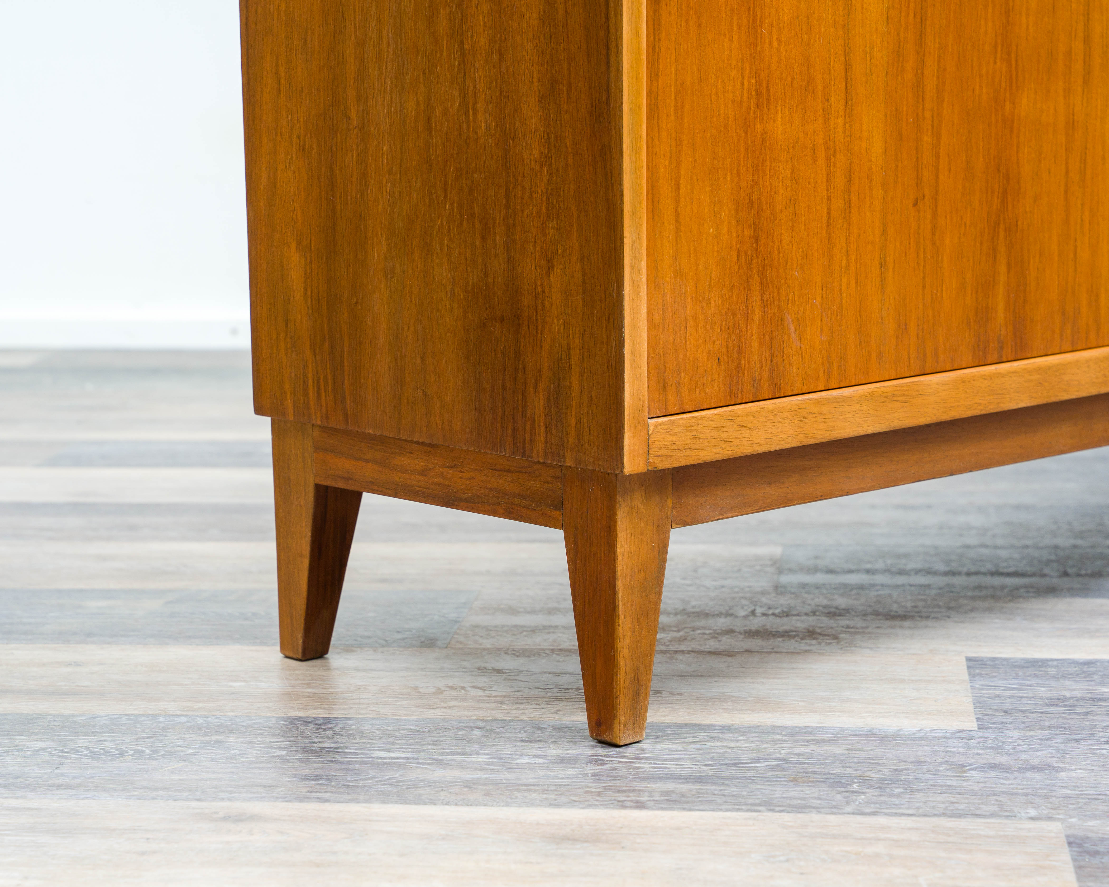 50er Jahre Nussbaum Sideboard mit Schiebetüren Design Georg Satink,Hersteller, WK Möbel, Germany