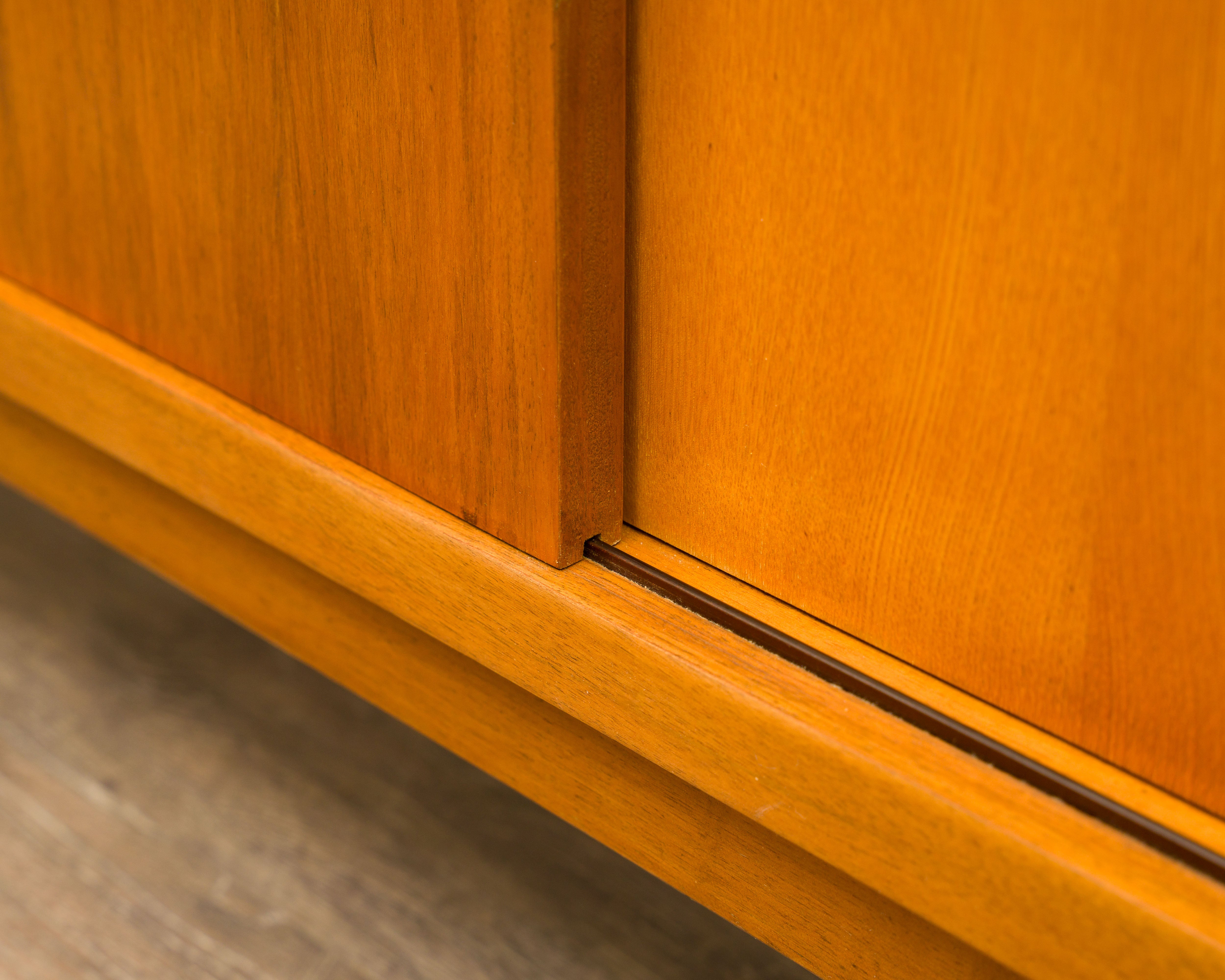 50er Jahre Nussbaum Sideboard mit Schiebetüren Design Georg Satink,Hersteller, WK Möbel, Germany