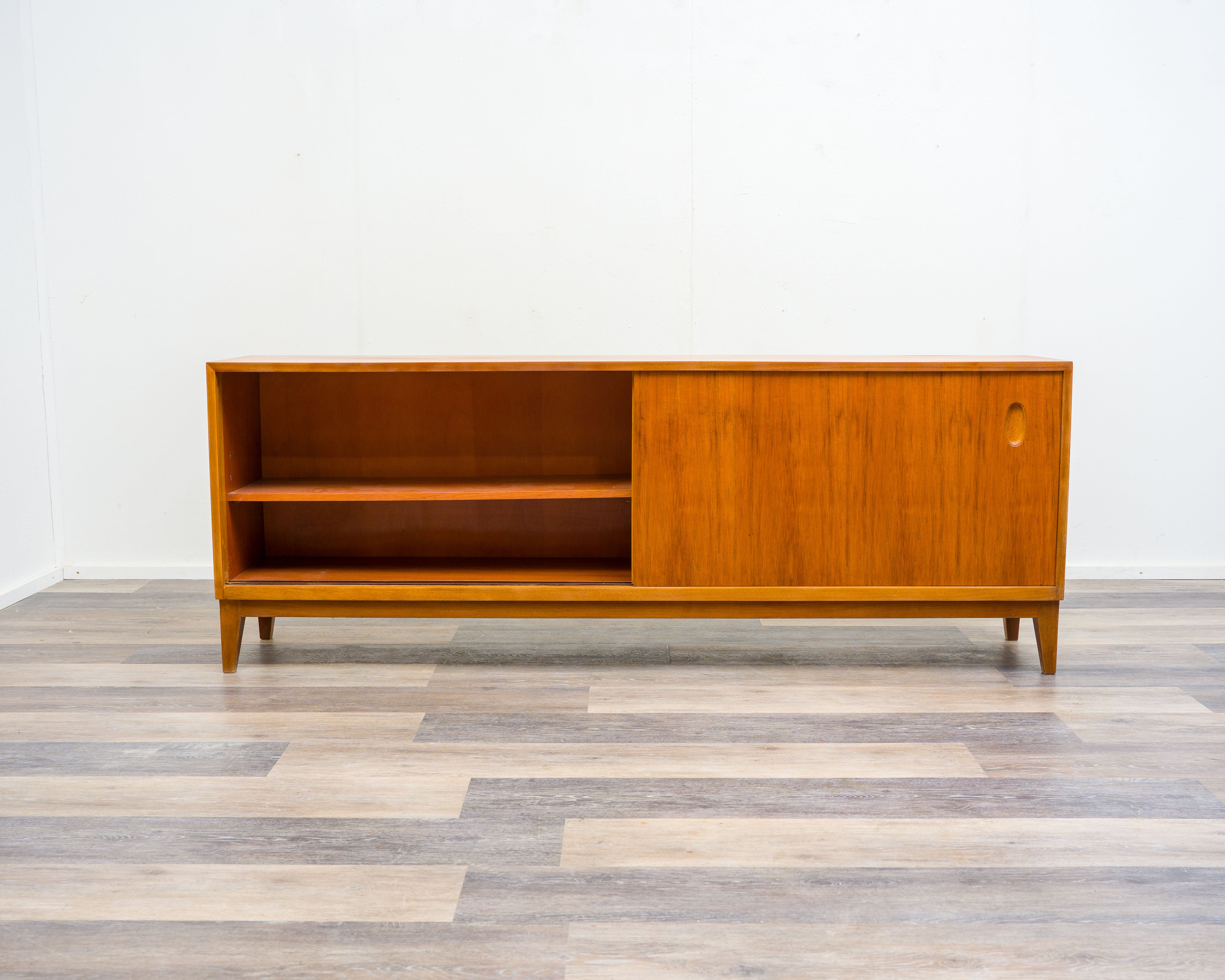 50er Jahre Nussbaum Sideboard mit Schiebetüren Design Georg Satink,Hersteller, WK Möbel, Germany