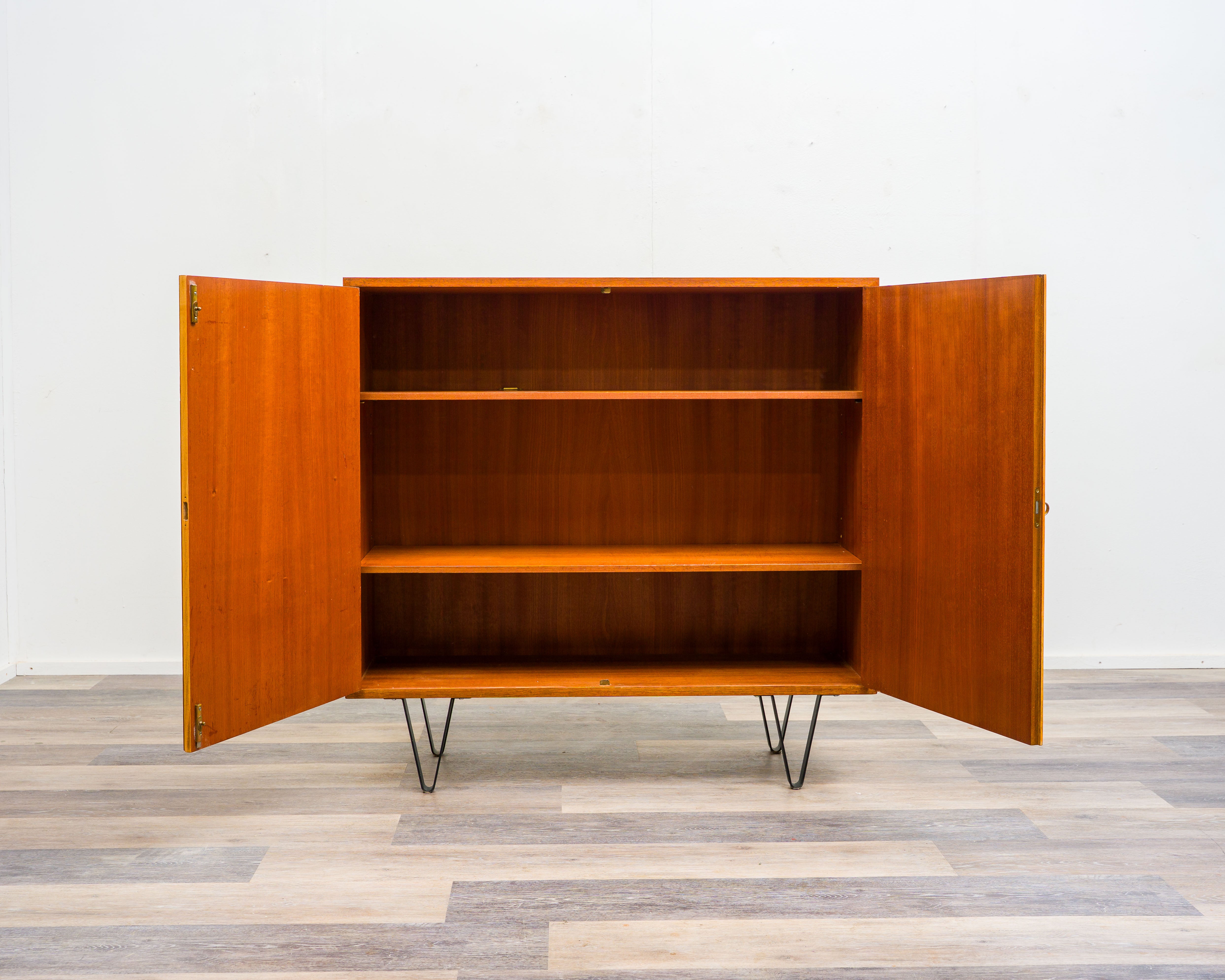 Highboard aus Teakholz mit geriffelten Türen, 60er Jahren