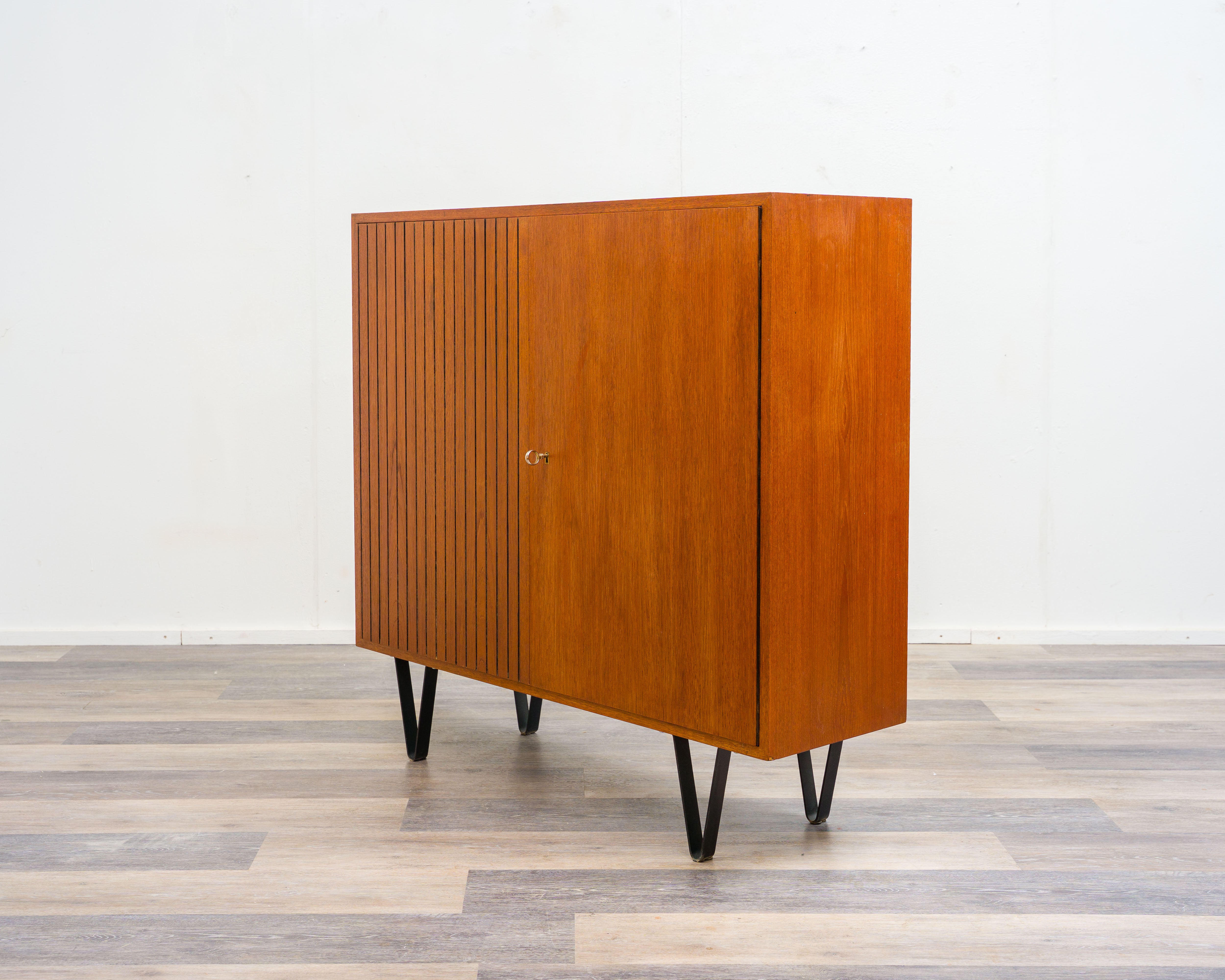 Highboard aus Teakholz mit geriffelten Türen, 60er Jahren