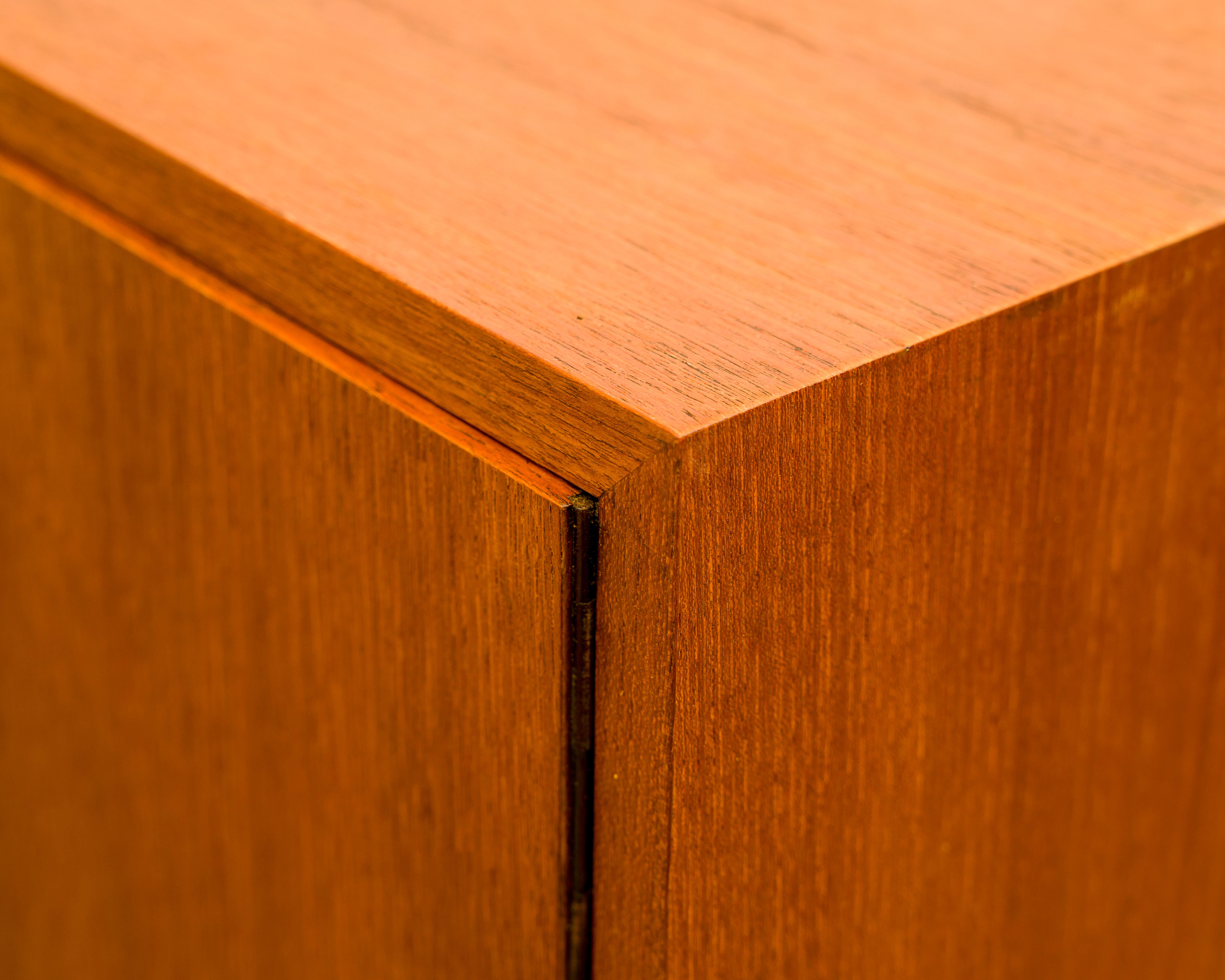 Highboard aus Teakholz mit geriffelten Türen, 60er Jahren