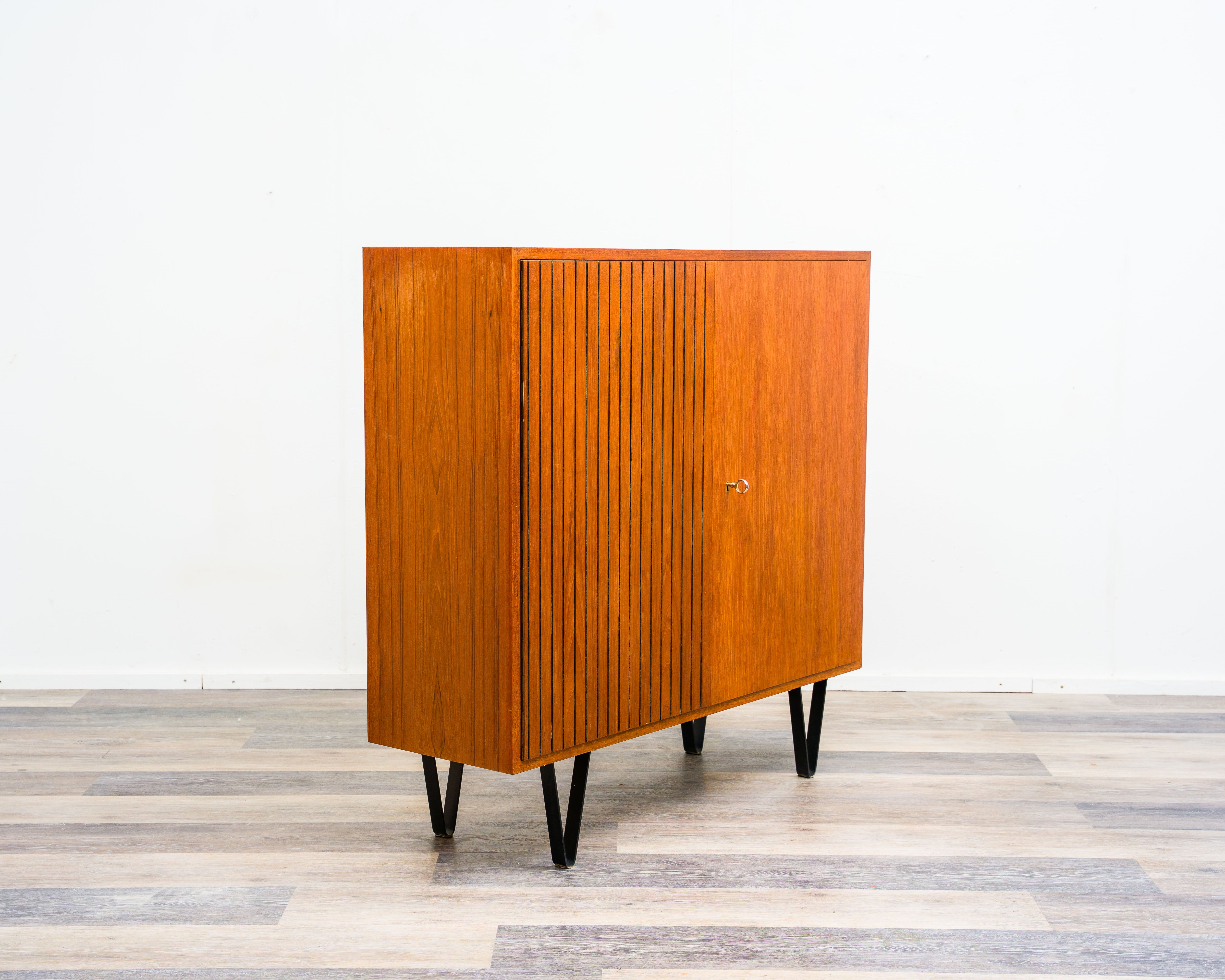 Highboard aus Teakholz mit geriffelten Türen, 60er Jahren