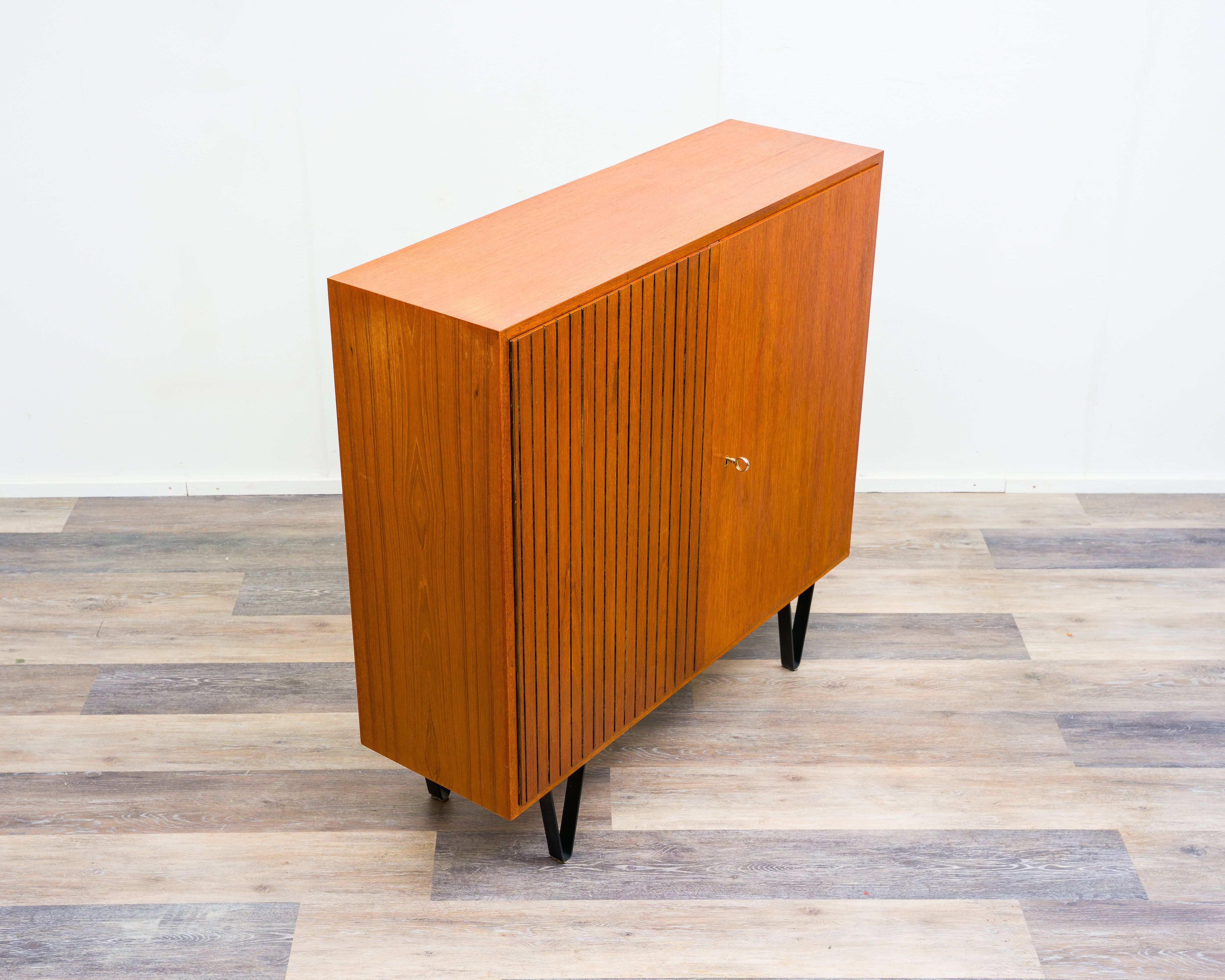 Highboard aus Teakholz mit geriffelten Türen, 60er Jahren