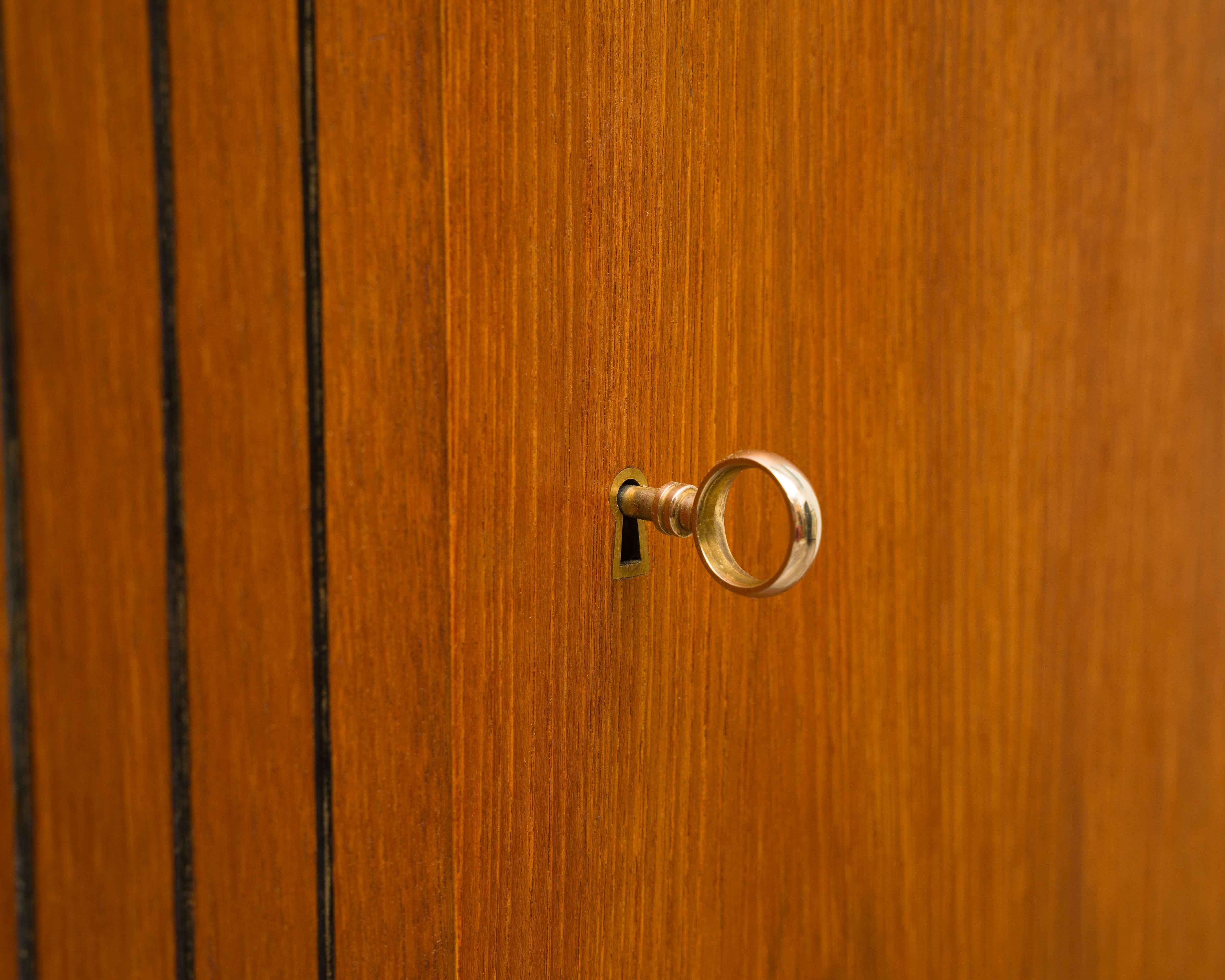 Highboard aus Teakholz mit geriffelten Türen, 60er Jahren
