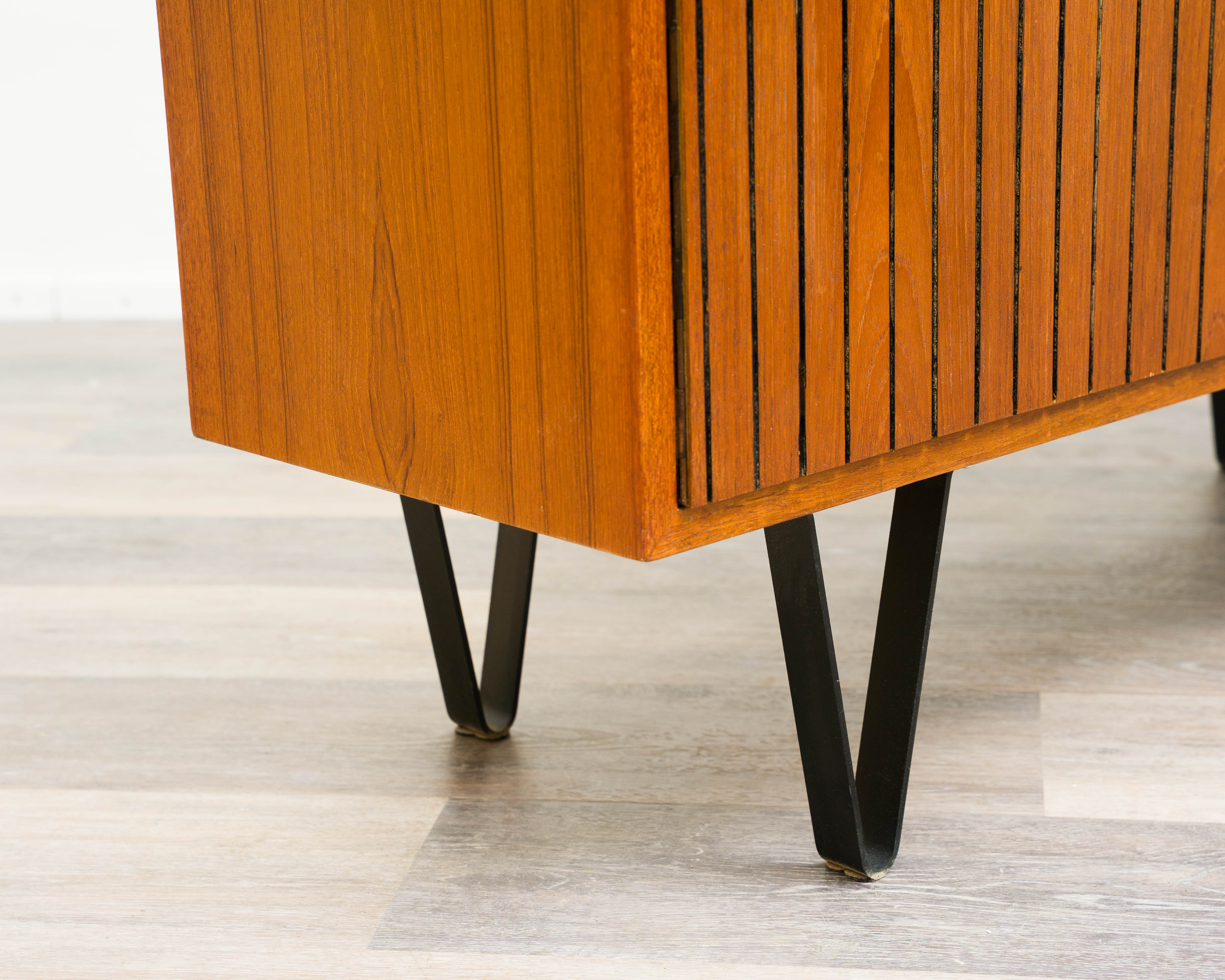 Highboard aus Teakholz mit geriffelten Türen, 60er Jahren
