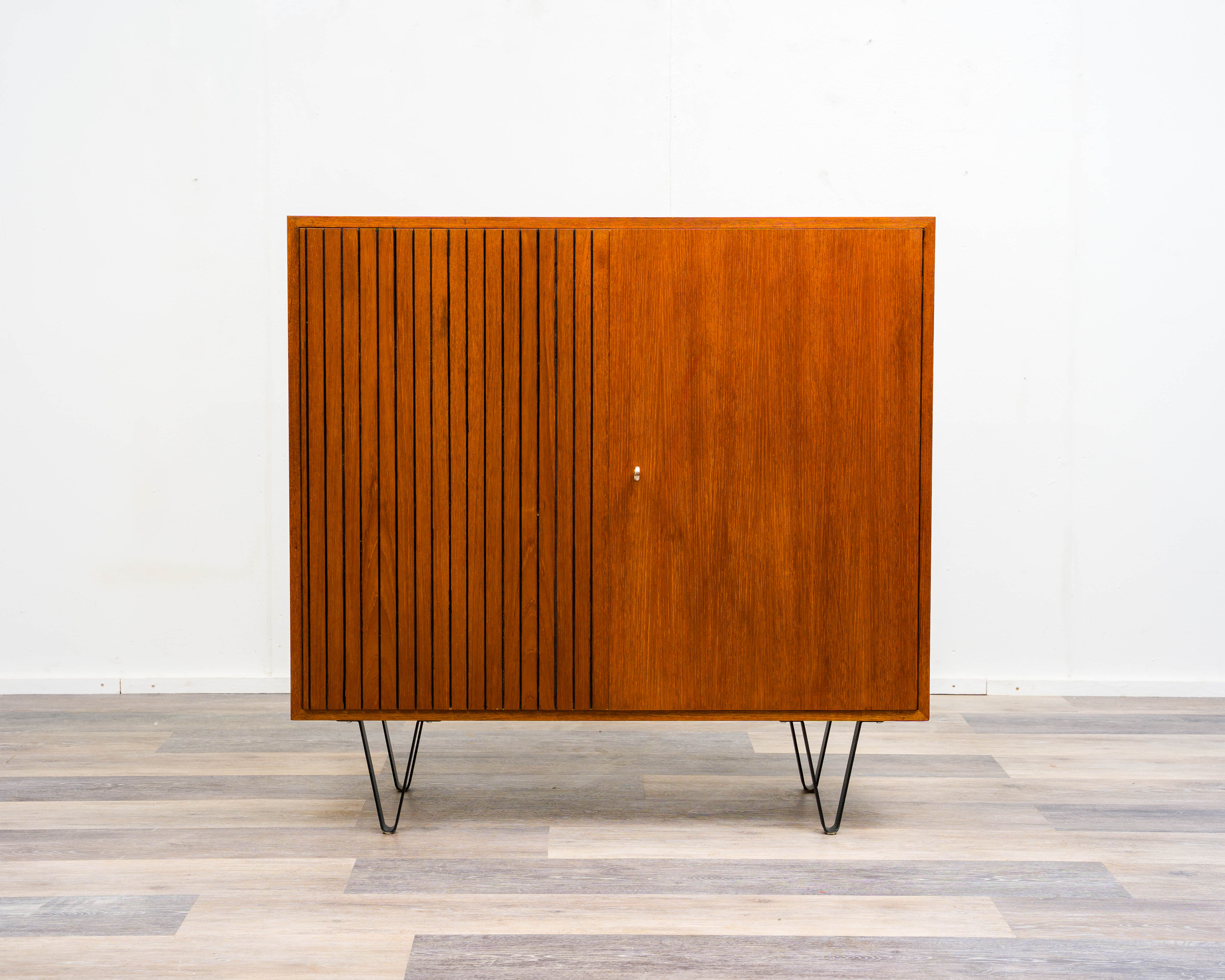Highboard aus Teakholz mit geriffelten Türen, 60er Jahren