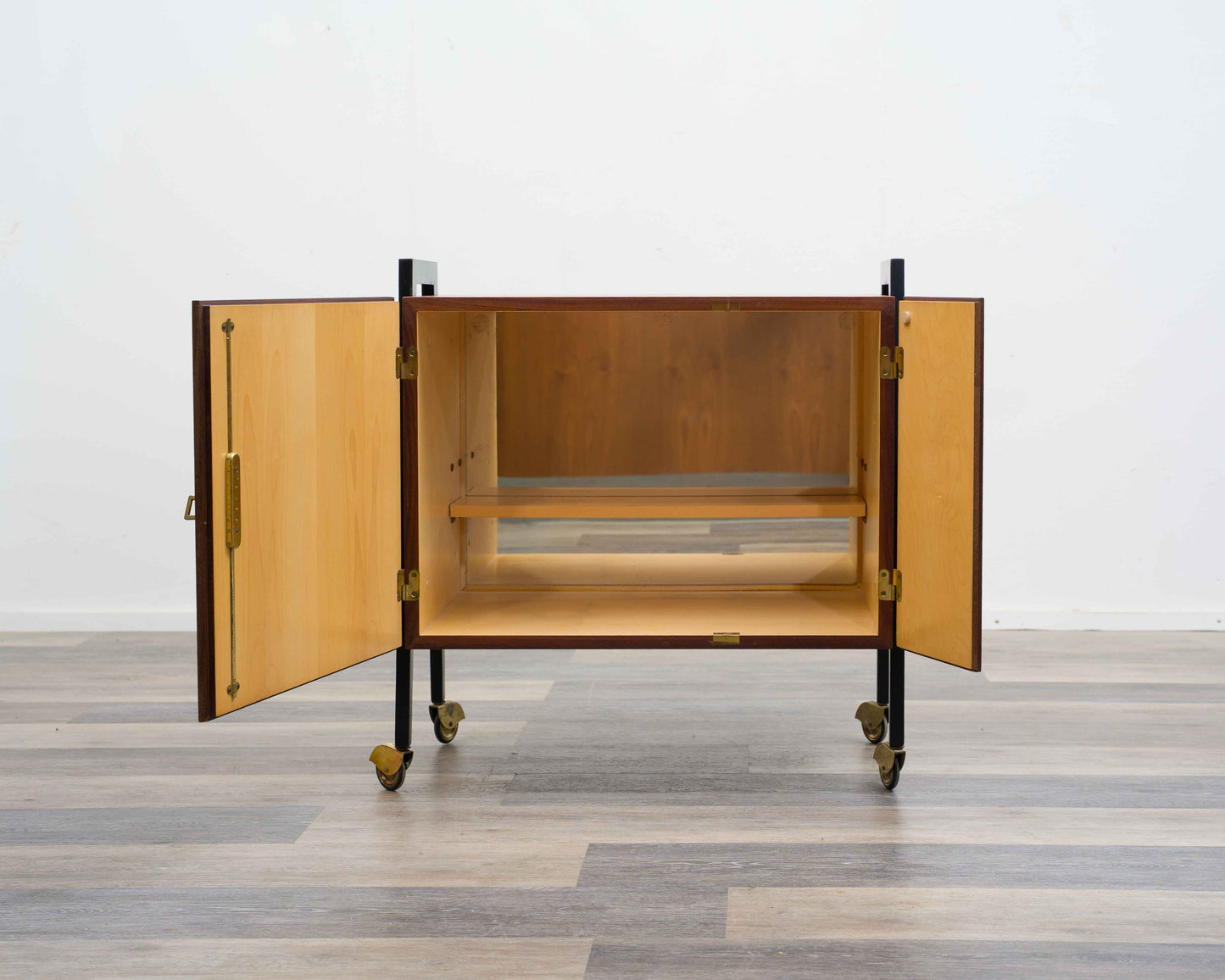 Bar-Schrank auf Rollen in Teakholz. Skandinavisches Design.