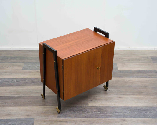 Bar-Schrank auf Rollen in Teakholz. Skandinavisches Design.