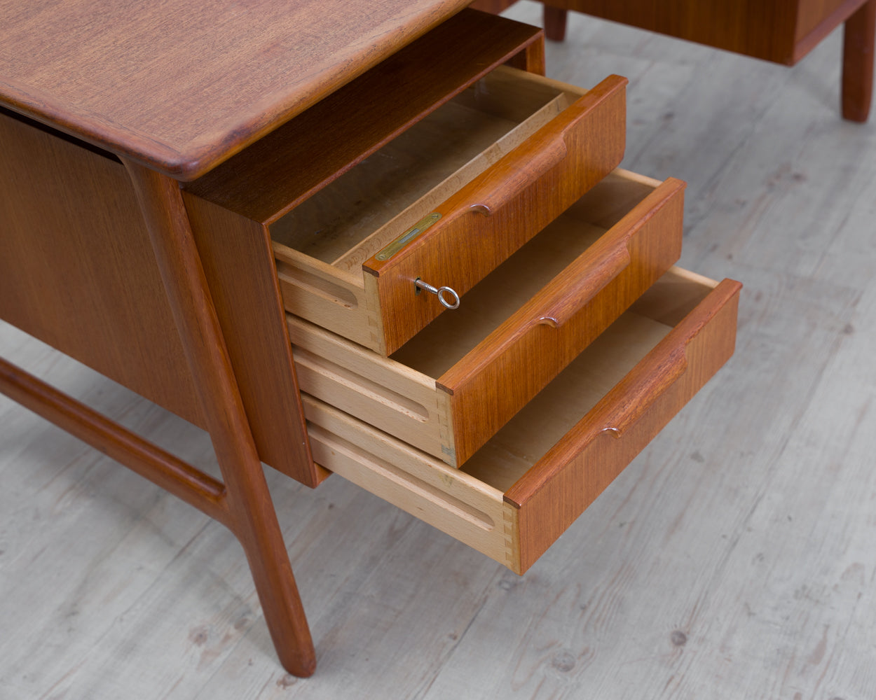 Dänischer Schreibtisch iun Teakholz von omann jun, Modell 75