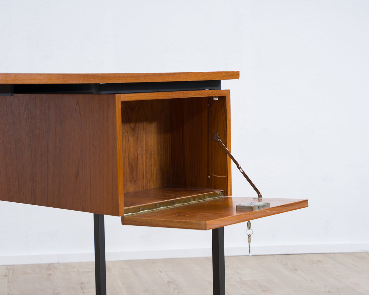 Mid-century desk from the 60s, with a linear design. Teak