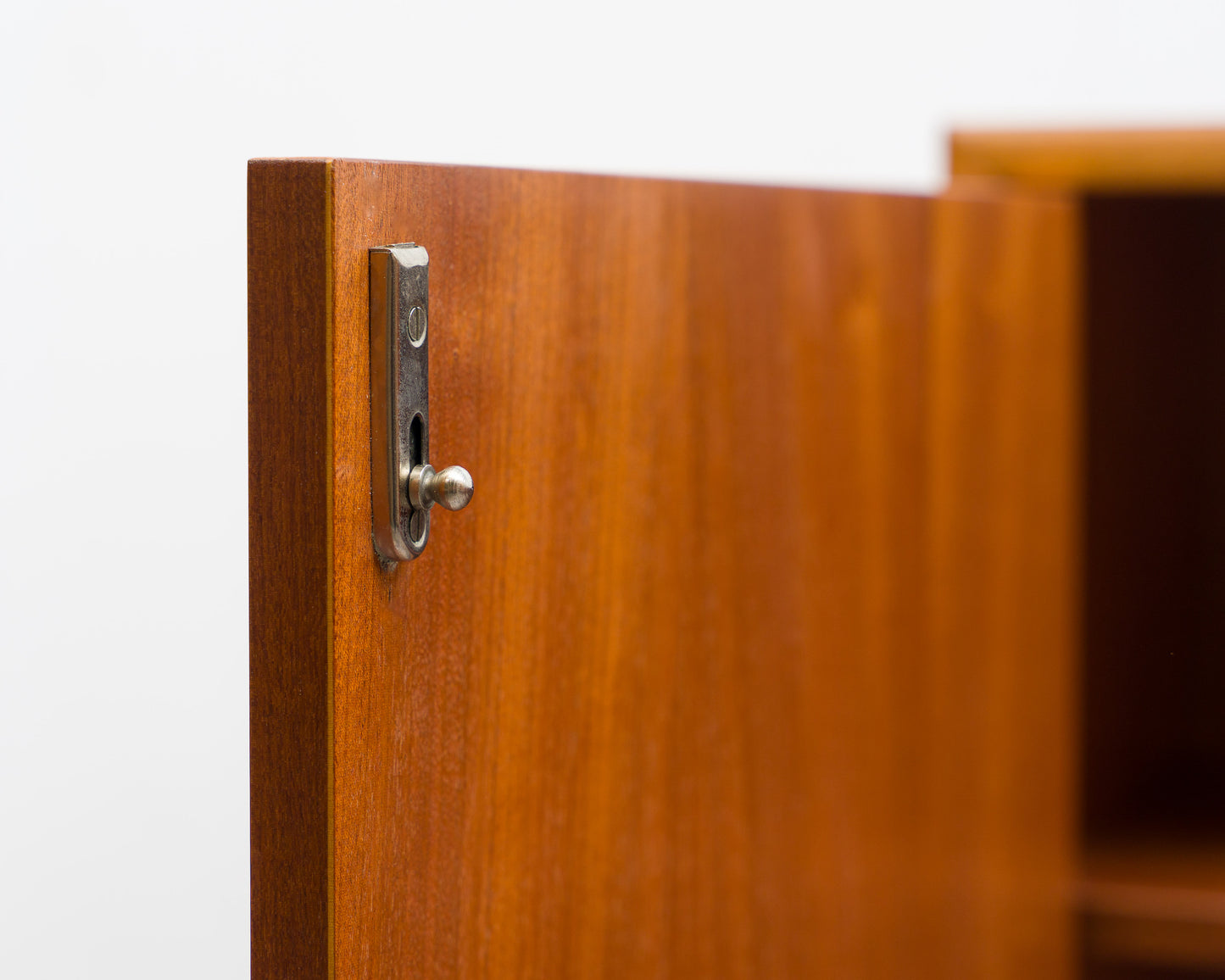 60er Jahre,Zweitürige Kommode/Sideboard mit Hairpinlegs. Restauriert.