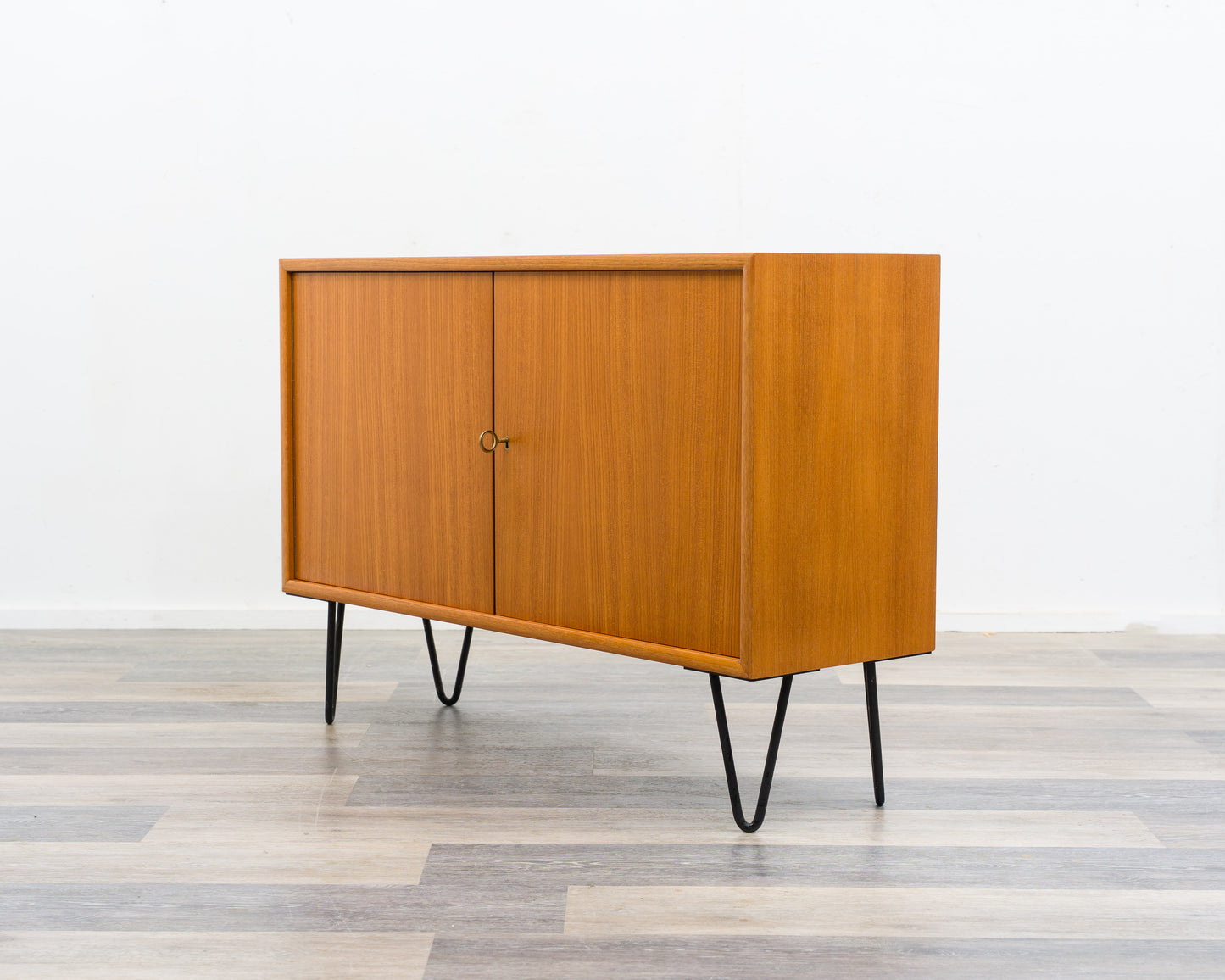 60er Jahre,Zweitürige Kommode/Sideboard mit Hairpinlegs. Restauriert.