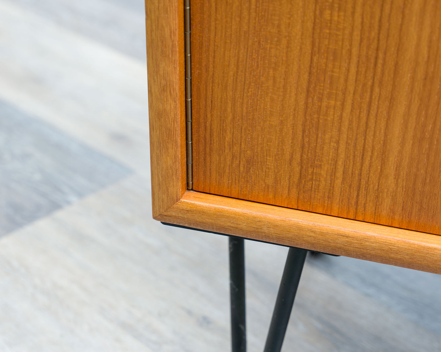 60er Jahre,Zweitürige Kommode/Sideboard mit Hairpinlegs. Restauriert.