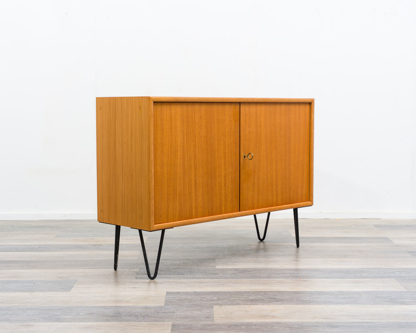 60er Jahre,Zweitürige Kommode/Sideboard mit Hairpinlegs. Restauriert.