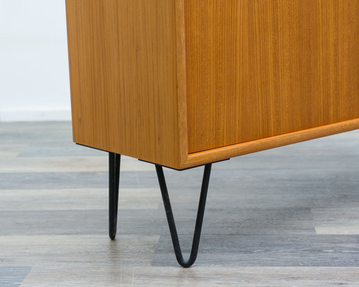 60er Jahre,Zweitürige Kommode/Sideboard mit Hairpinlegs. Restauriert.