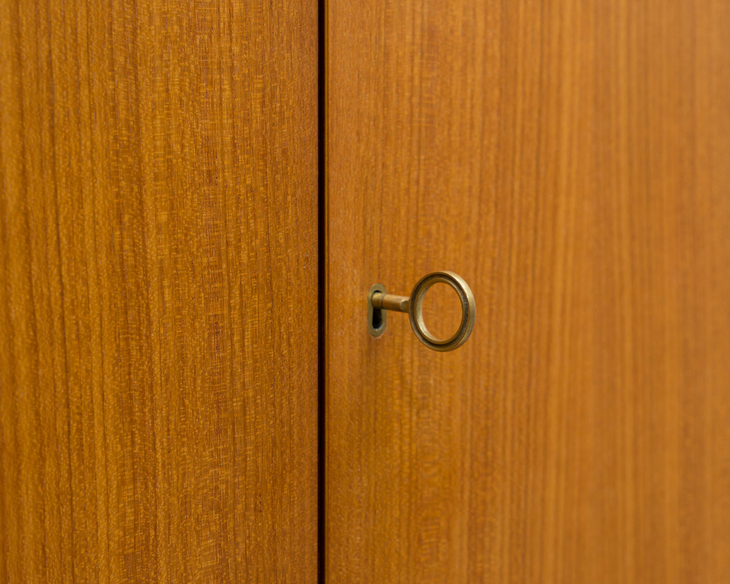 60er Jahre,Zweitürige Kommode/Sideboard mit Hairpinlegs. Restauriert.