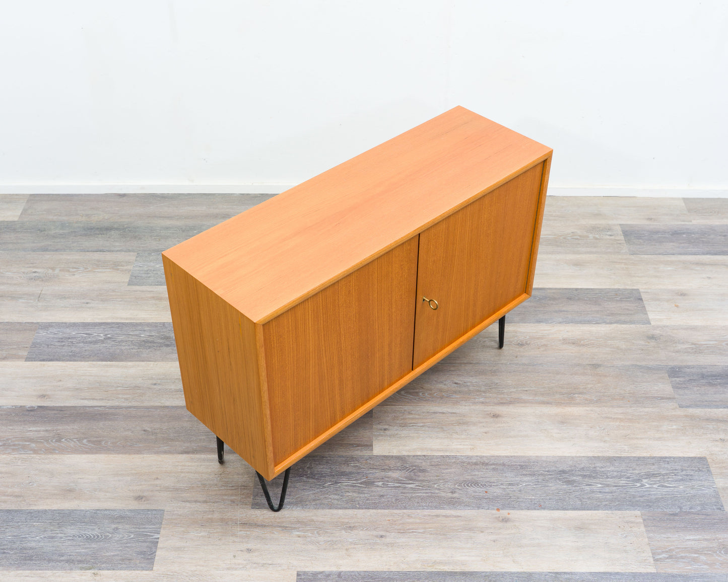 60er Jahre,Zweitürige Kommode/Sideboard mit Hairpinlegs. Restauriert.