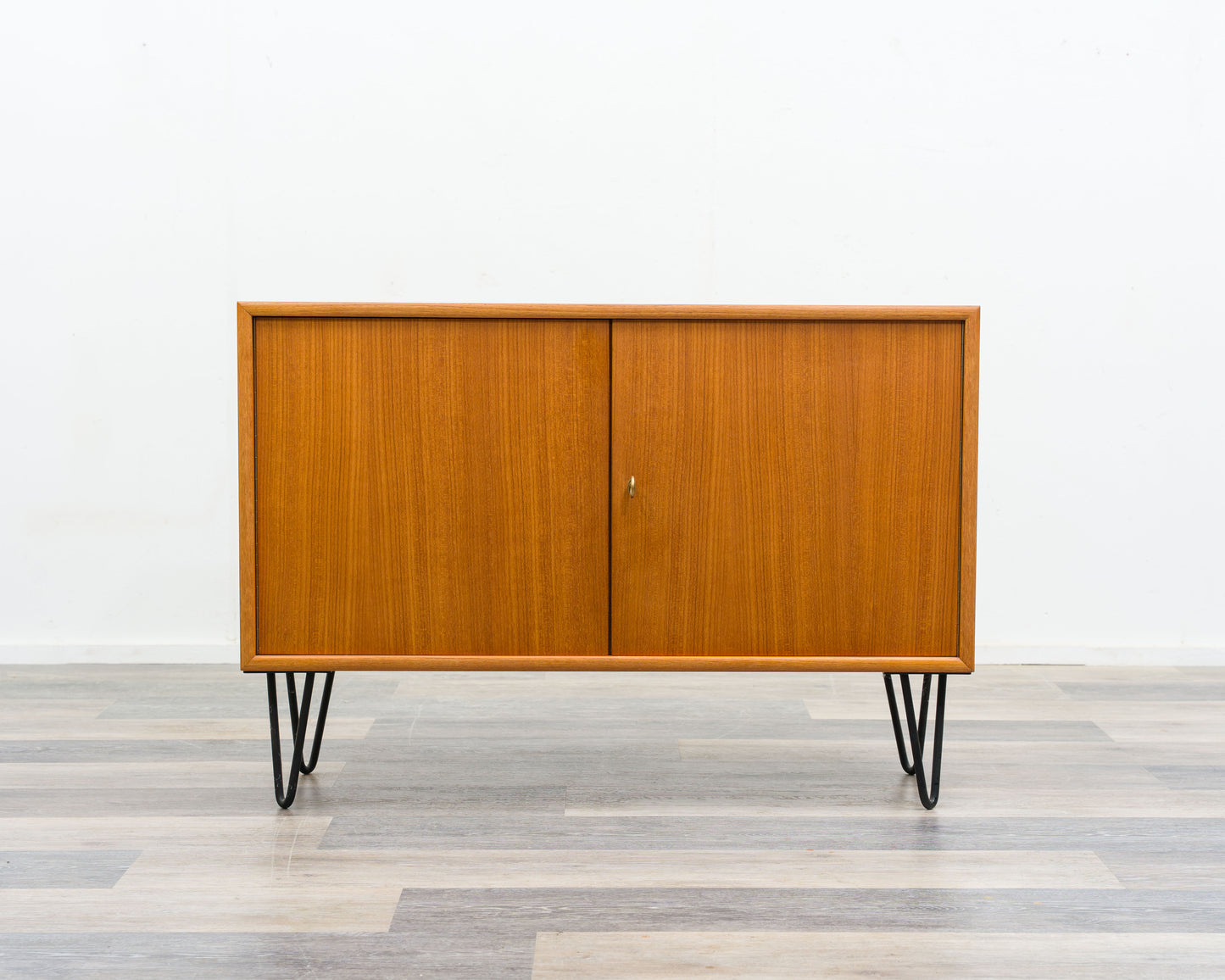 60er Jahre,Zweitürige Kommode/Sideboard mit Hairpinlegs. Restauriert.
