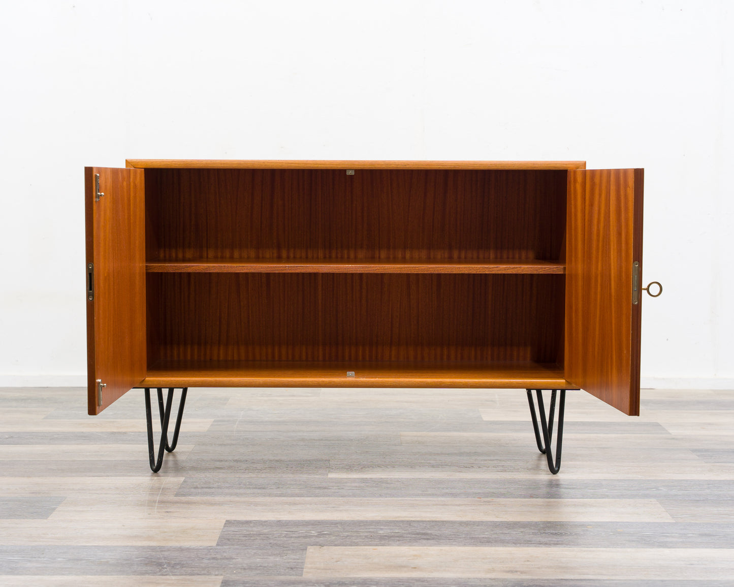 60er Jahre,Zweitürige Kommode/Sideboard mit Hairpinlegs. Restauriert.