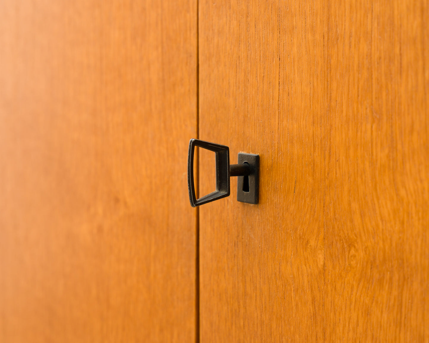 Teak Sideboard aus den 60er Jahren mit geriffelten Schubladen