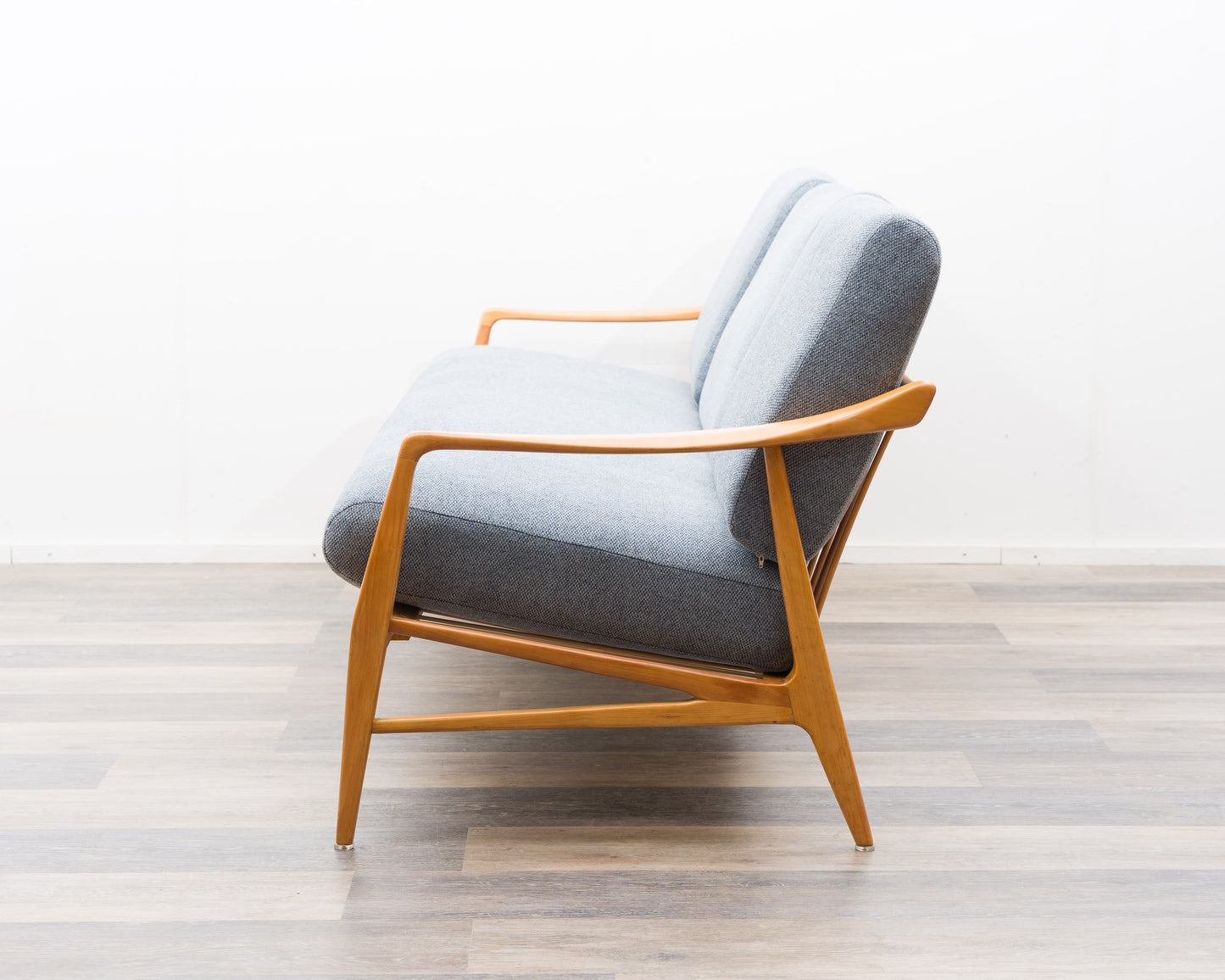 3-Sitzer Sofa in Esche im skandinavischen Design . Neu Bezogen