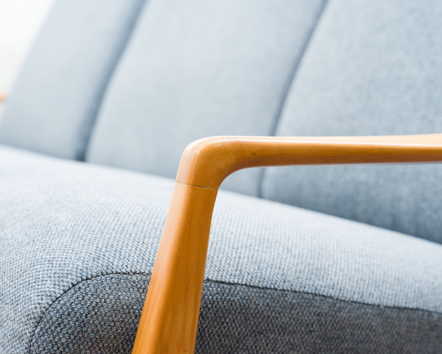 3-Sitzer Sofa in Esche im skandinavischen Design . Neu Bezogen