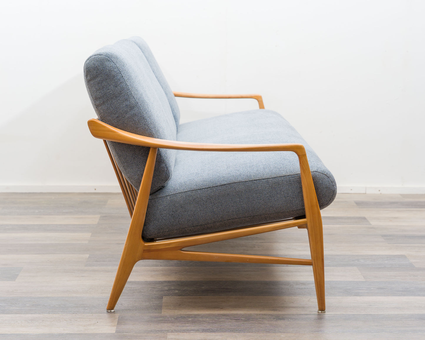 3-Sitzer Sofa in Esche im skandinavischen Design . Neu Bezogen