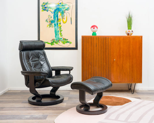 Ein Skandinavischer Relaxsessel mit Hocker, Hersteller Stresless Ekornes. Modell „Prince“ , Leder Schwarz