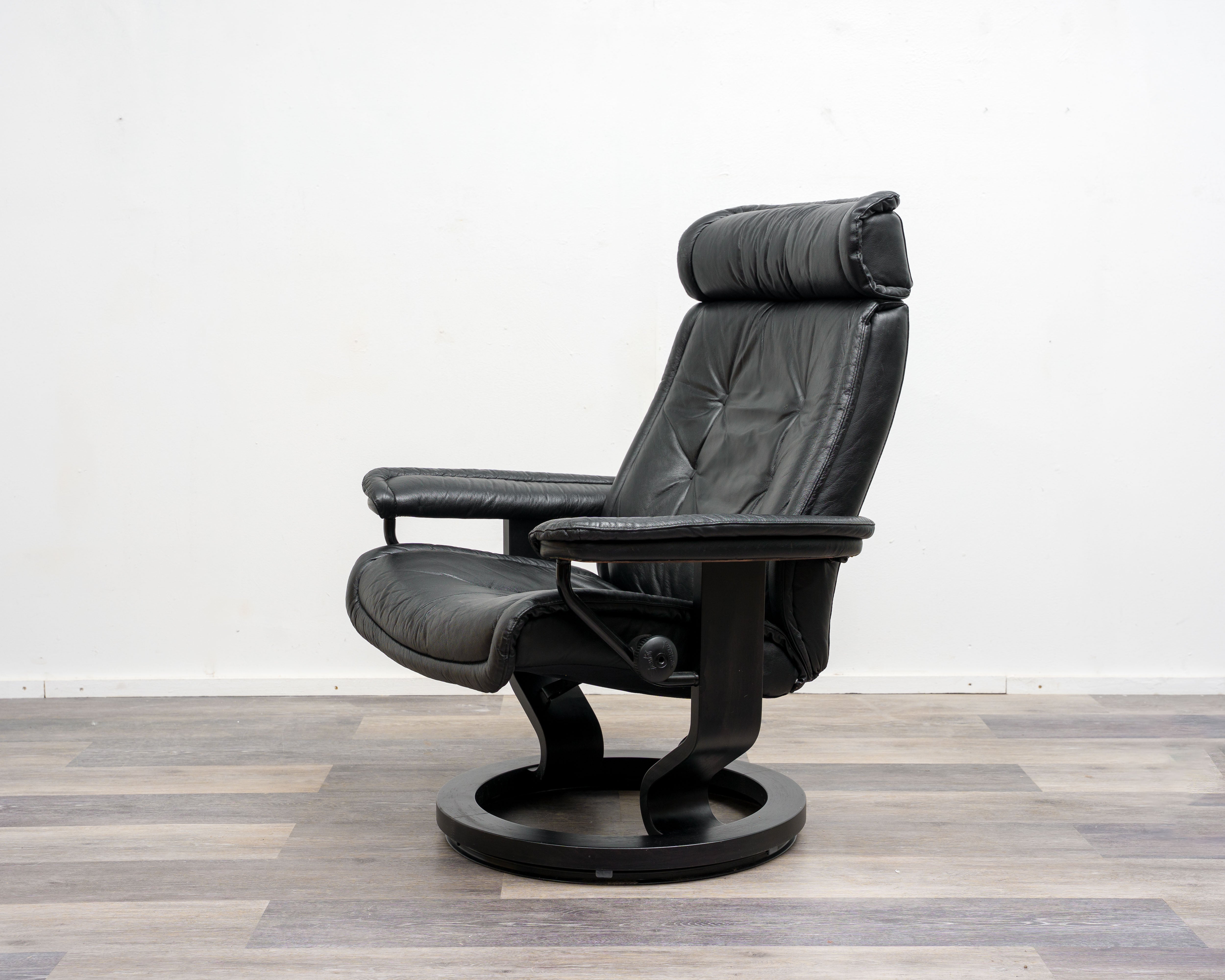 Ein Skandinavischer Relaxsessel mit Hocker, Hersteller Stresless Ekornes. Modell „Prince“ , Leder Schwarz