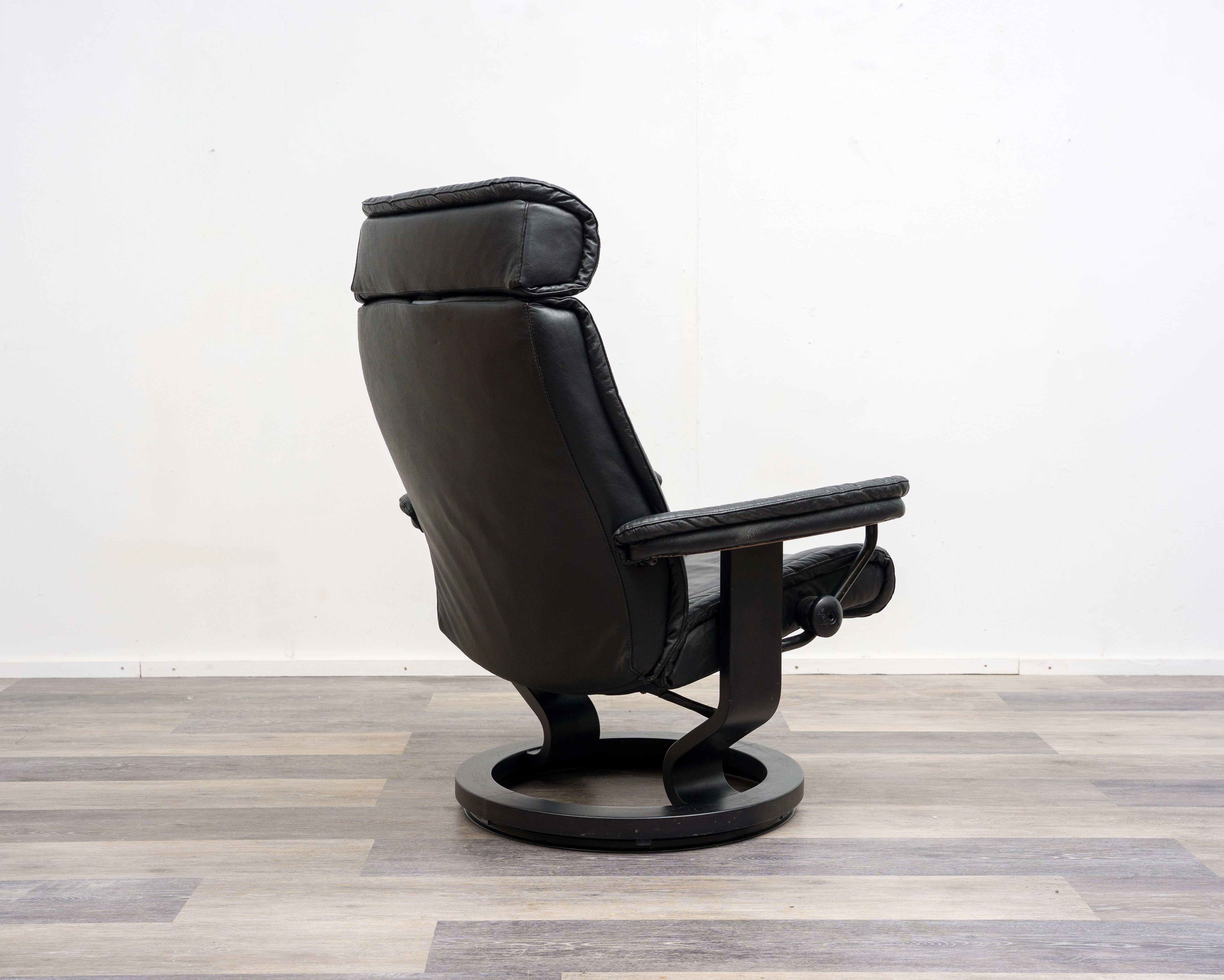 Ein Skandinavischer Relaxsessel mit Hocker, Hersteller Stresless Ekornes. Modell „Prince“ , Leder Schwarz