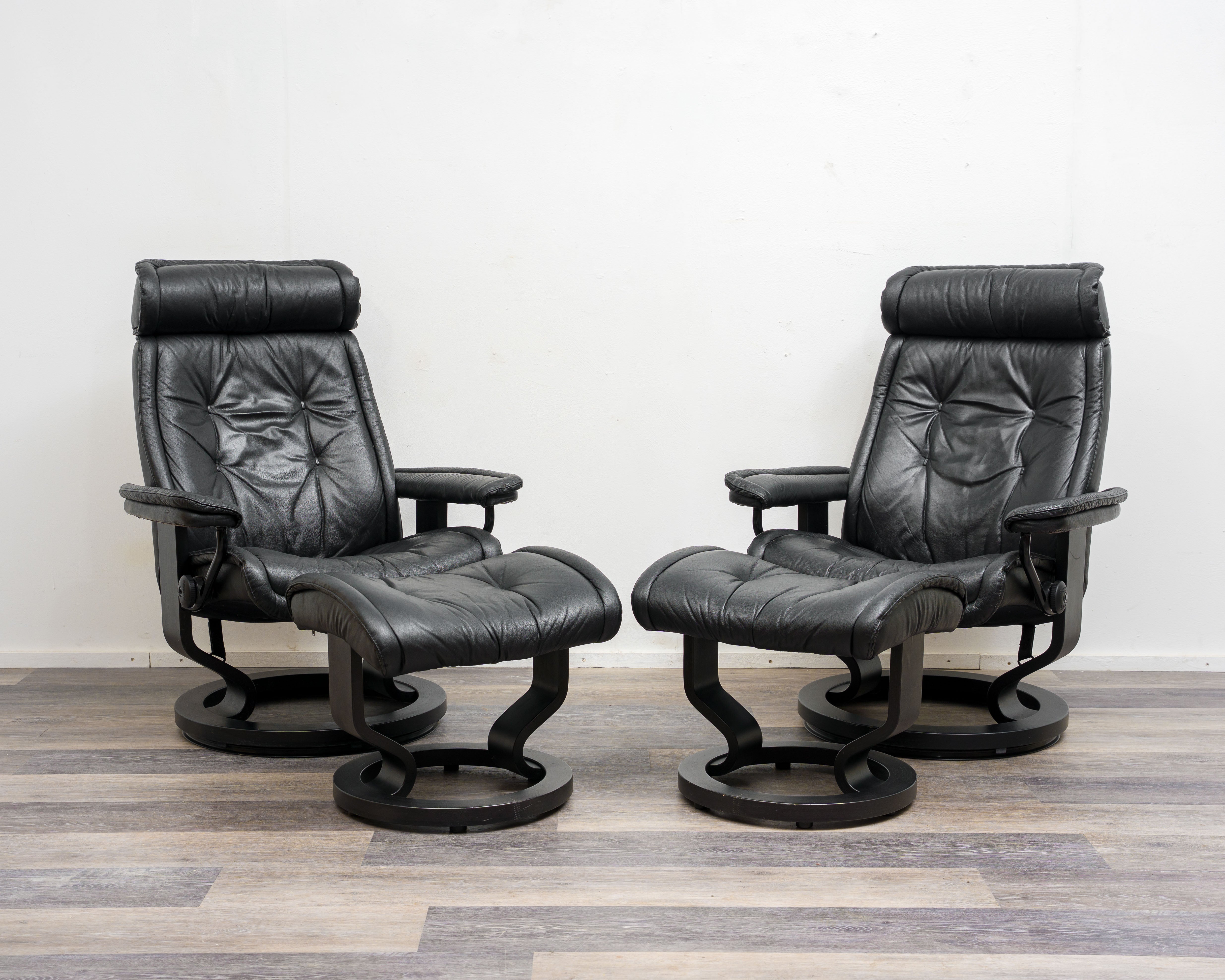 Ein Skandinavischer Relaxsessel mit Hocker, Hersteller Stresless Ekornes. Modell „Prince“ , Leder Schwarz