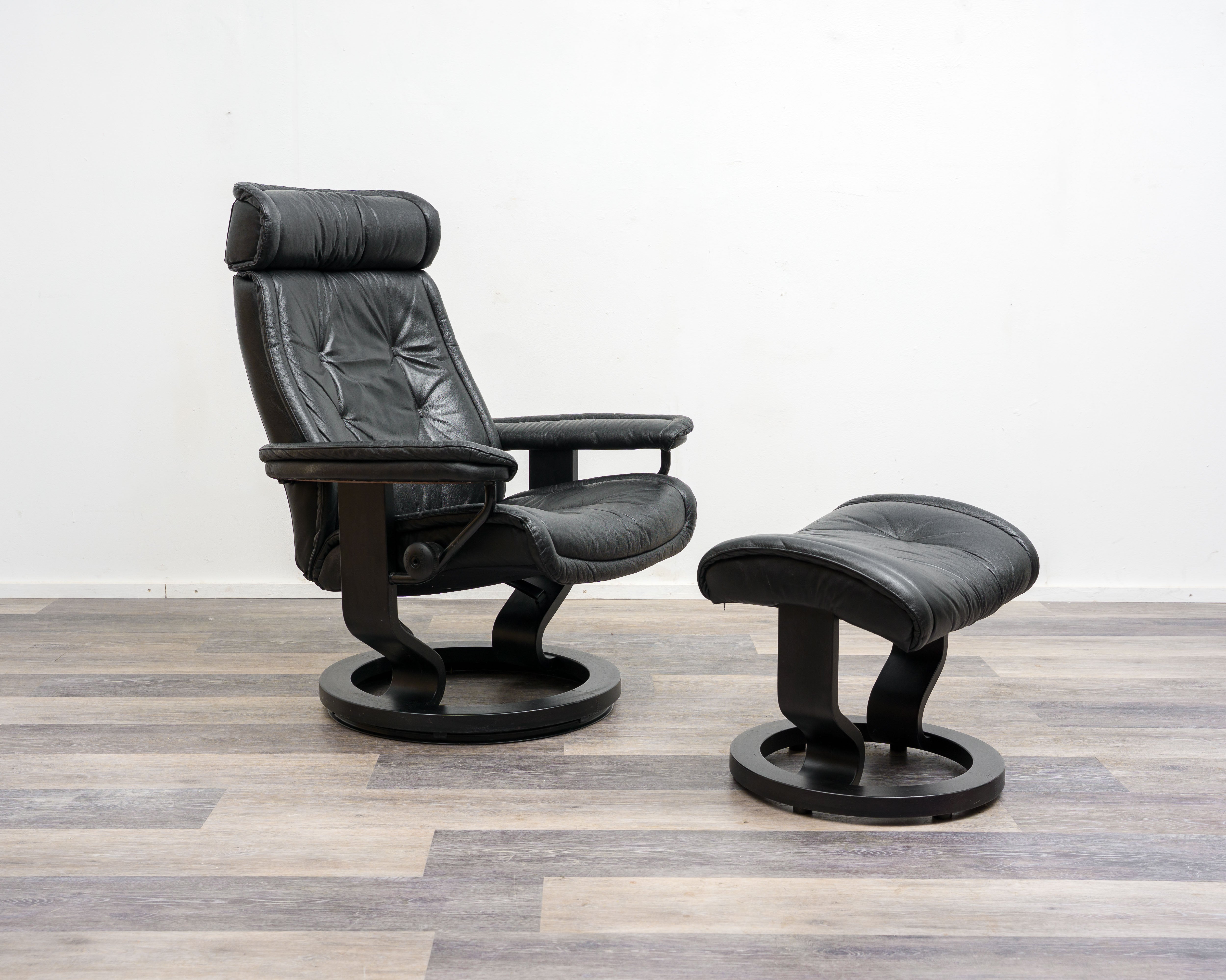 Ein Skandinavischer Relaxsessel mit Hocker, Hersteller Stresless Ekornes. Modell „Prince“ , Leder Schwarz
