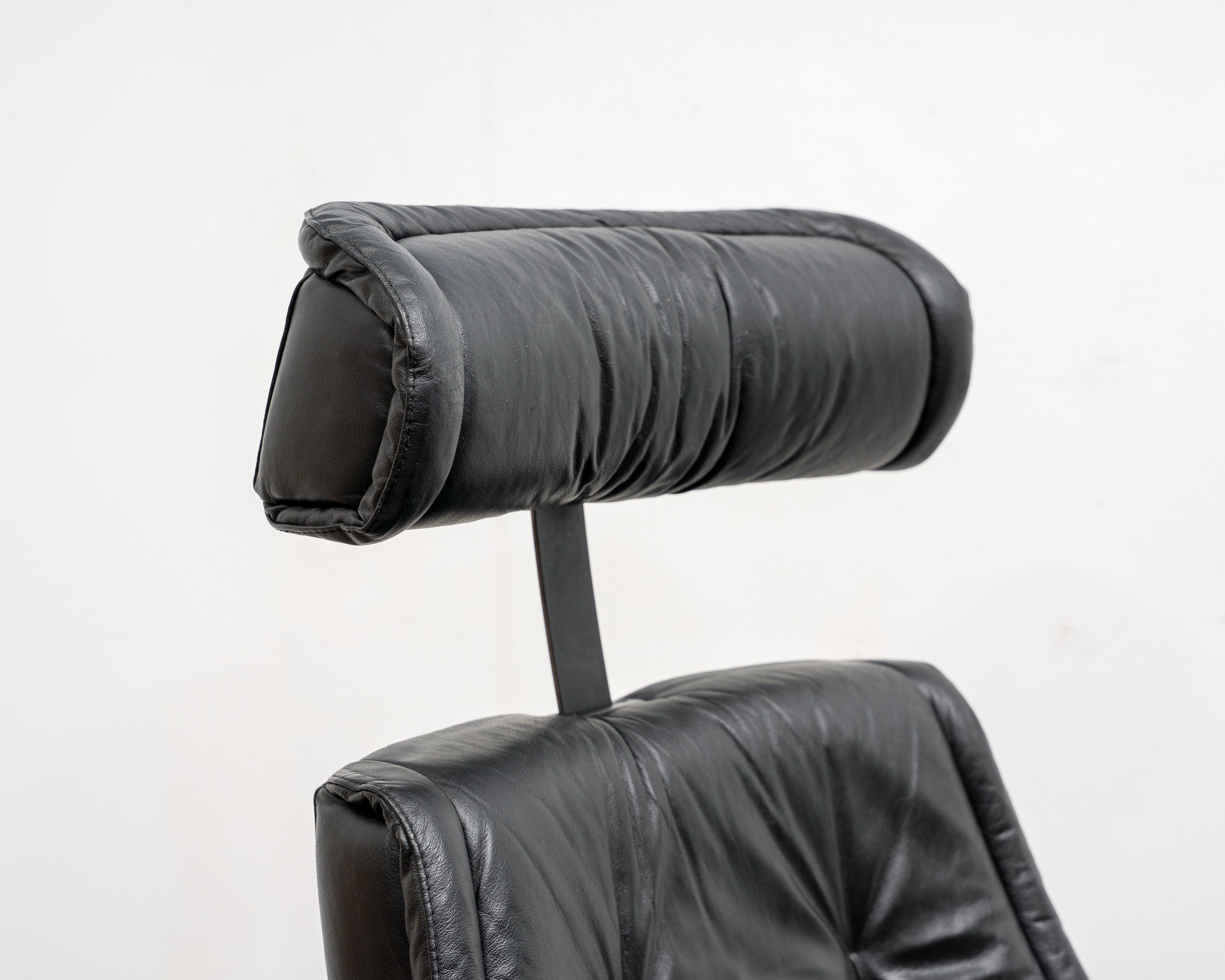 Ein Skandinavischer Relaxsessel mit Hocker, Hersteller Stresless Ekornes. Modell „Prince“ , Leder Schwarz