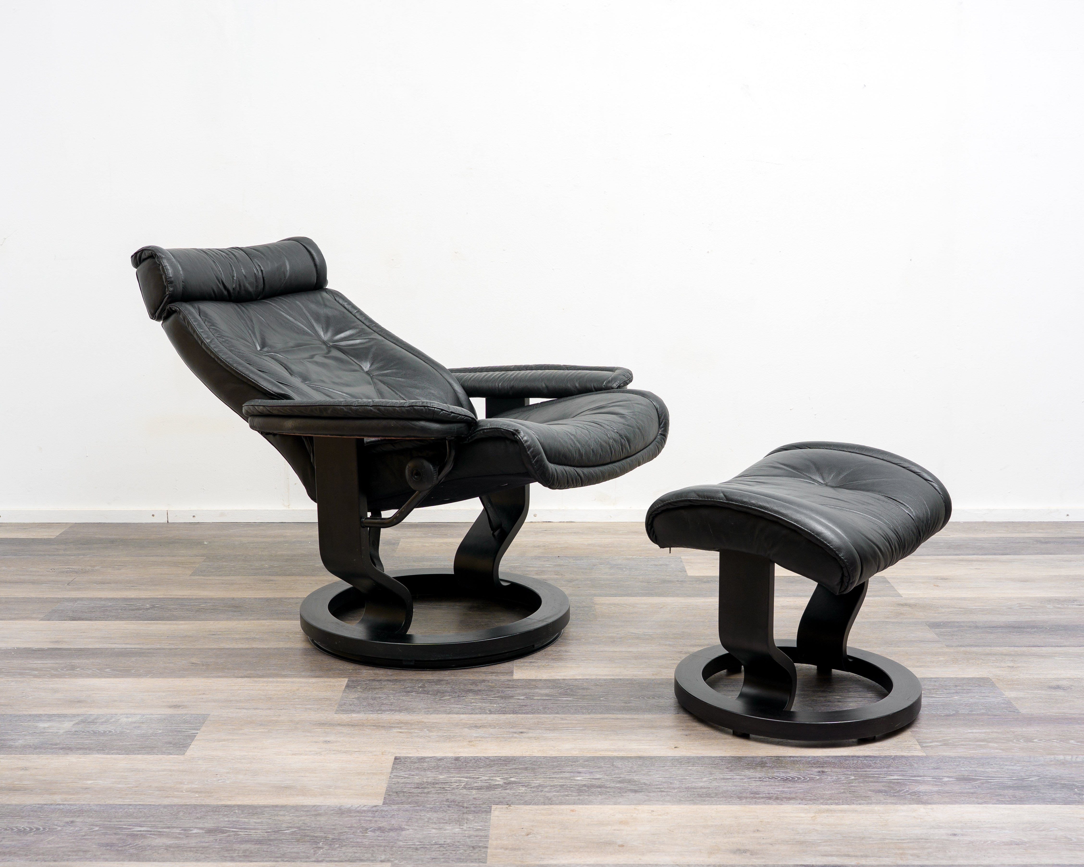 Ein Skandinavischer Relaxsessel mit Hocker, Hersteller Stresless Ekornes. Modell „Prince“ , Leder Schwarz