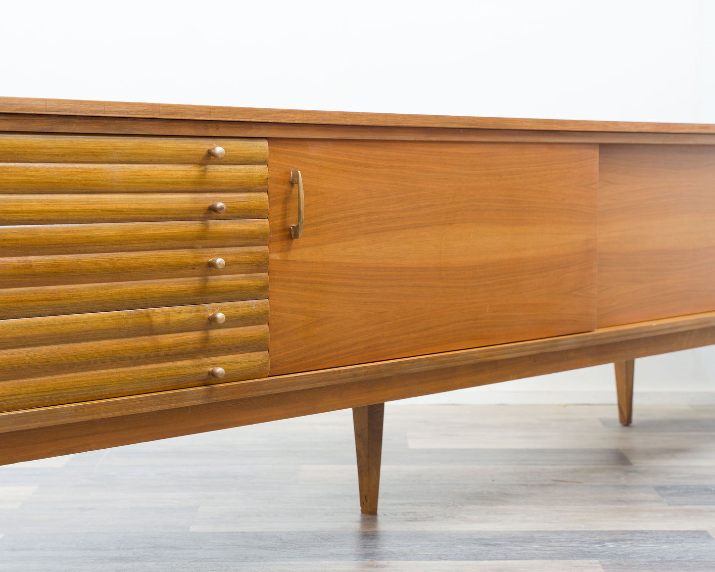 XL-Sideboard, 50er Jahre, Nussbaum, Schreinerarbeit