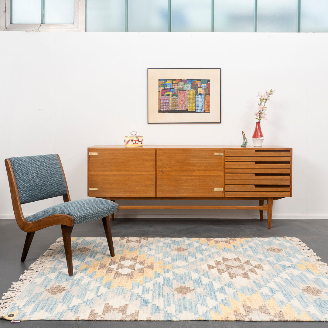 Fauteuil des années 50, nouvellement tapissé et recouvert, deux disponibles