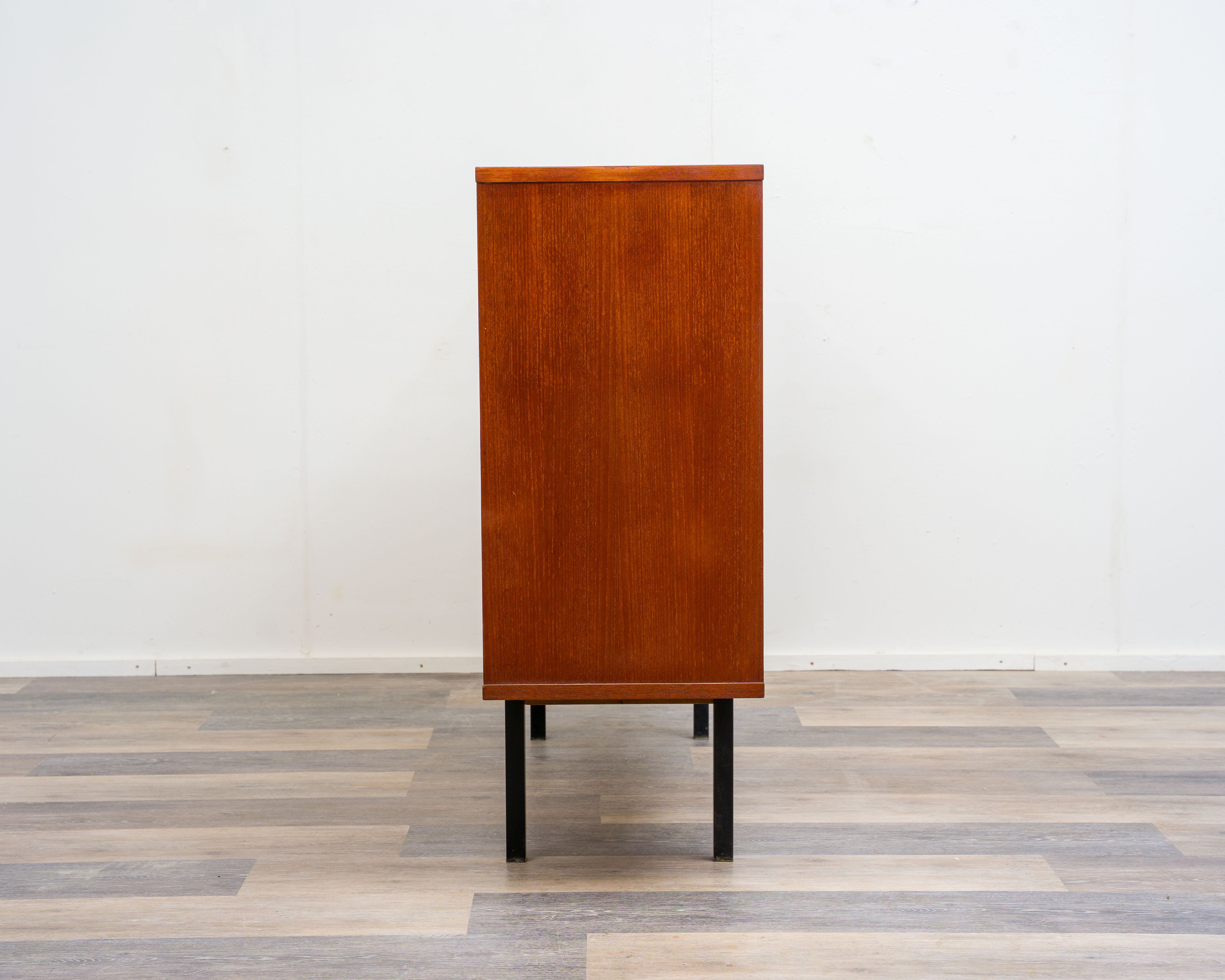 Buffet haut en teck avec portes coulissantes, années 1960, restauré.