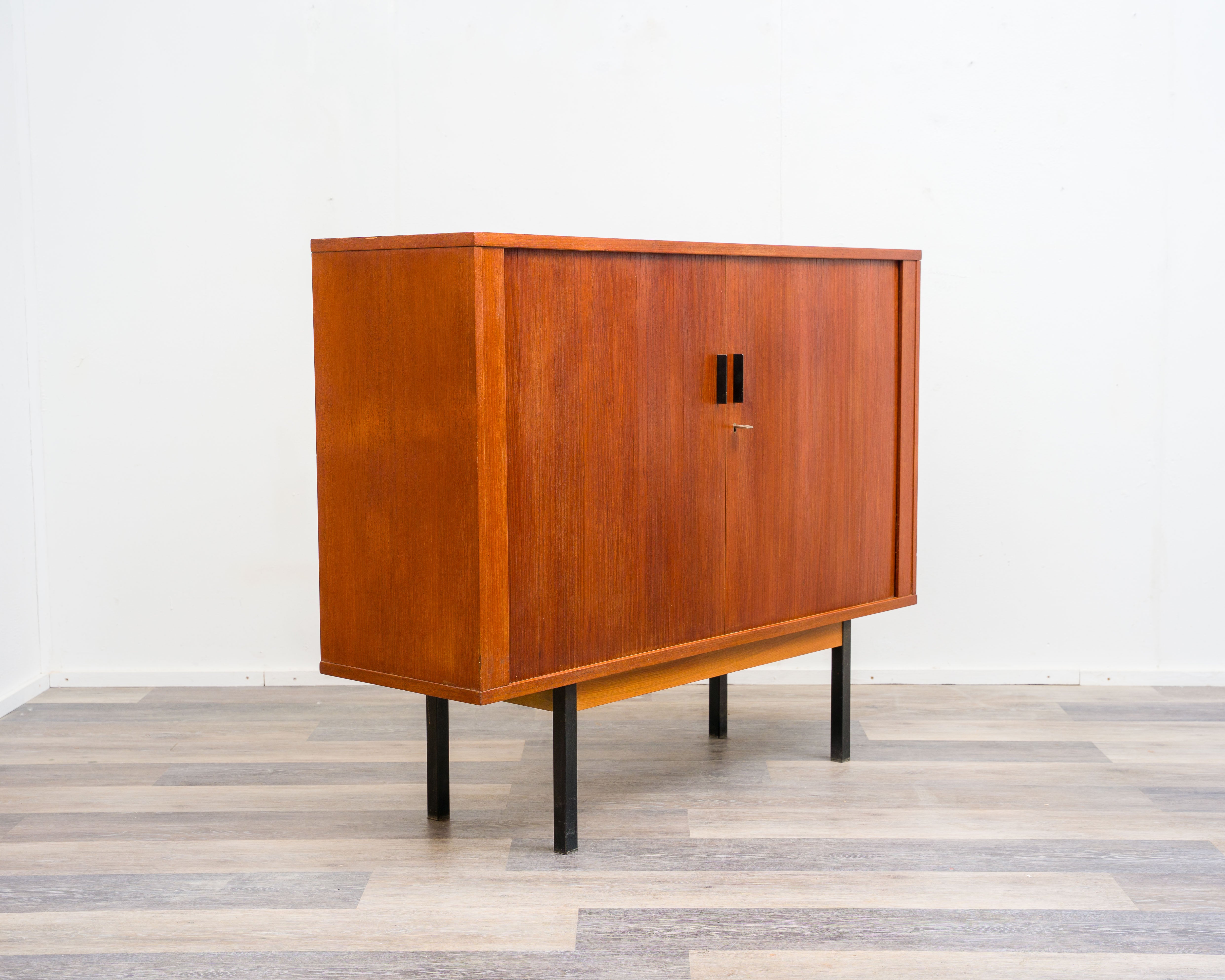 Buffet haut en teck avec portes coulissantes, années 1960, restauré.