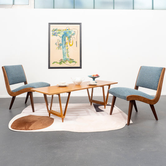 50er Jahre Couchtisch, Nußbaum, V-Beine, restauriert