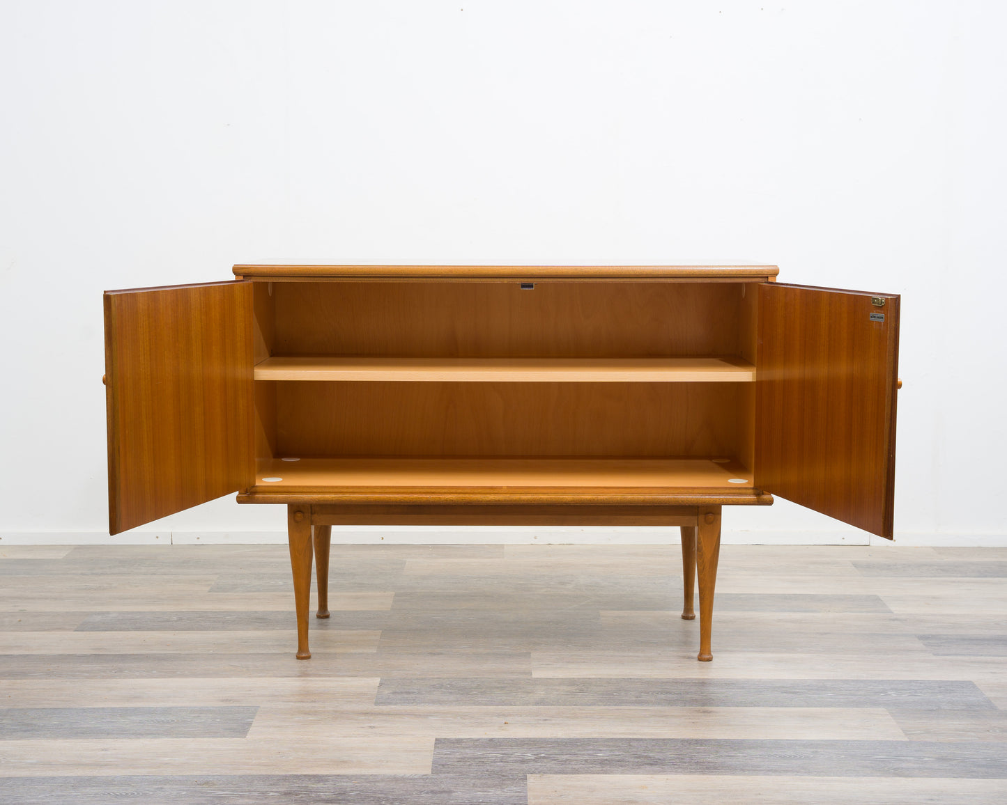 60er Jahre,Zweitürige Kommode/Sideboard in Nussbaum